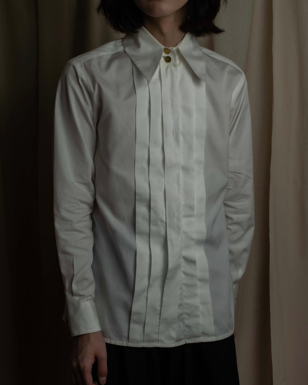 "CHANEL" Gold button design pleated white shirt