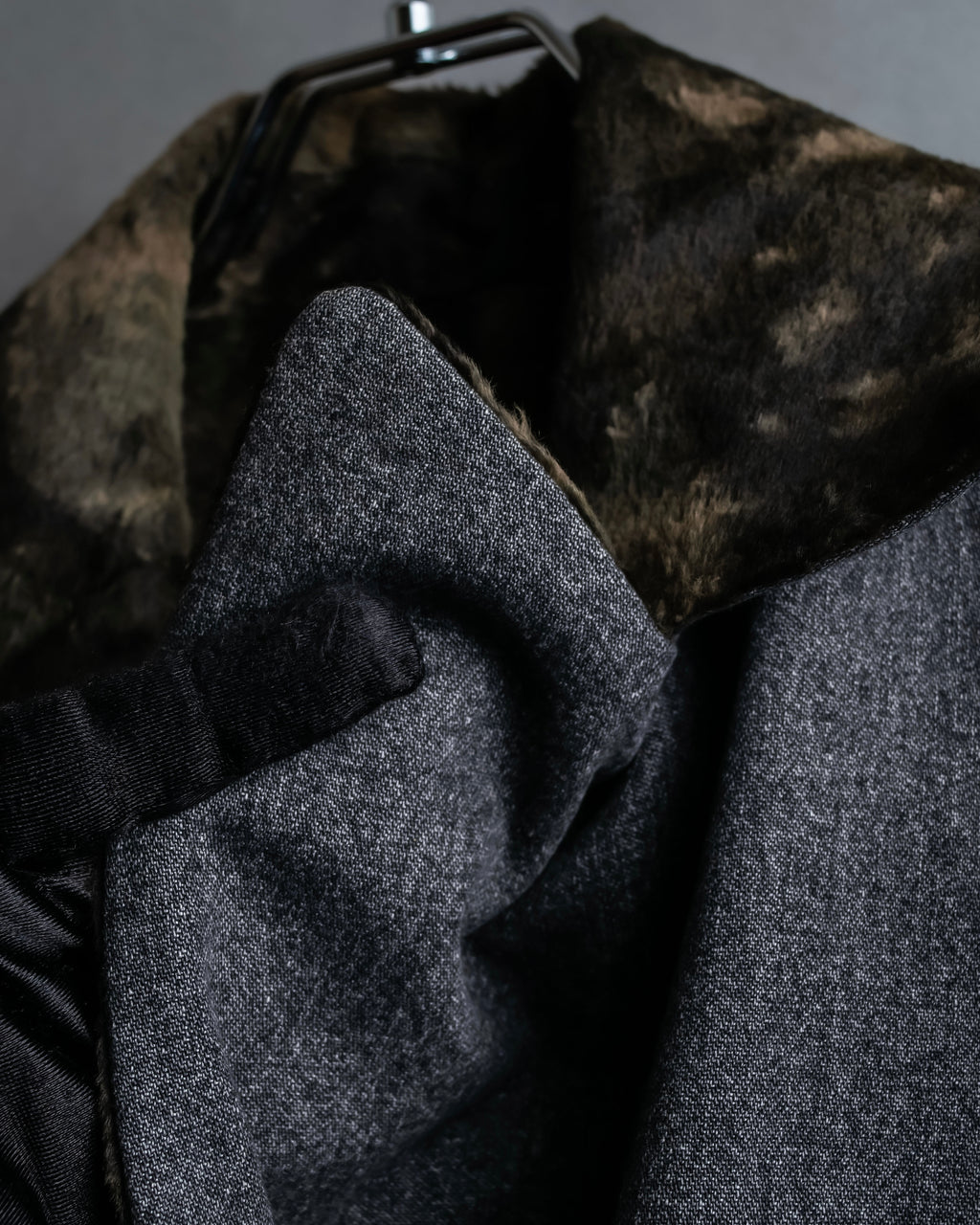 "tricot COMME des GARCONS" 
Double-breasted reversible fur tailored coat