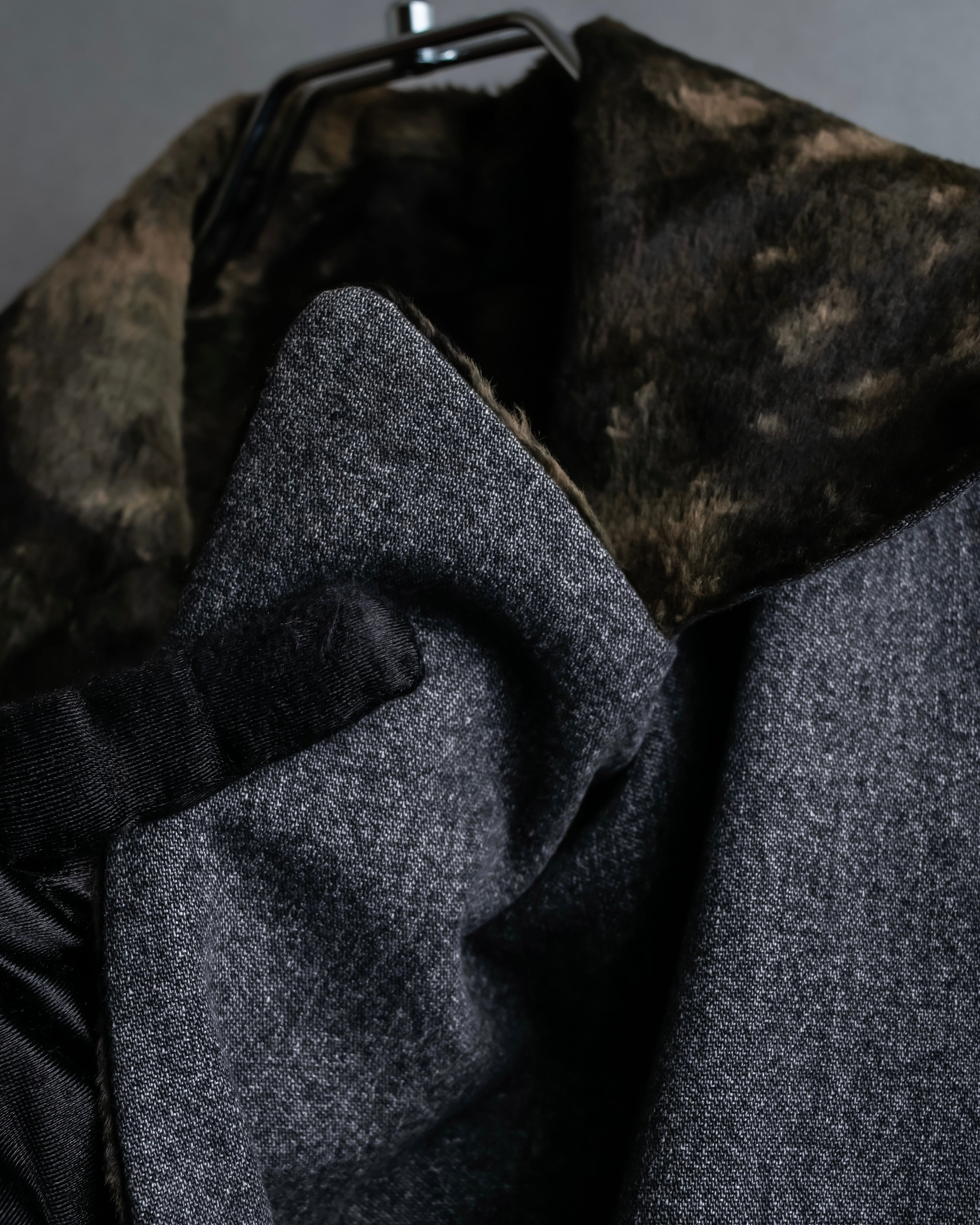 "tricot COMME des GARCONS" 
Double-breasted reversible fur tailored coat