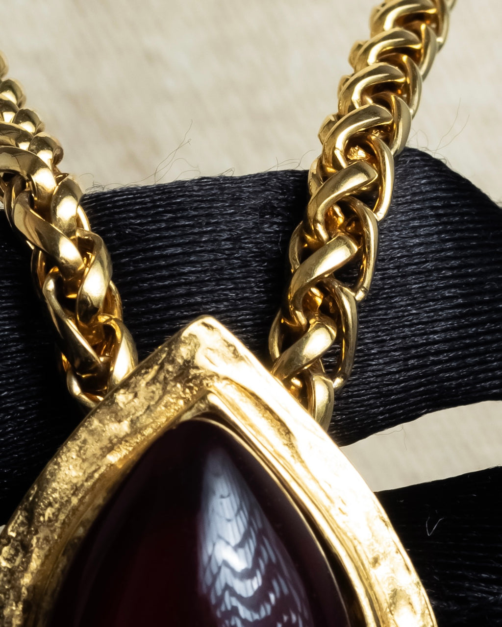 "YVES SAINT LAURENT" Vintage drop motif gold chain necklace