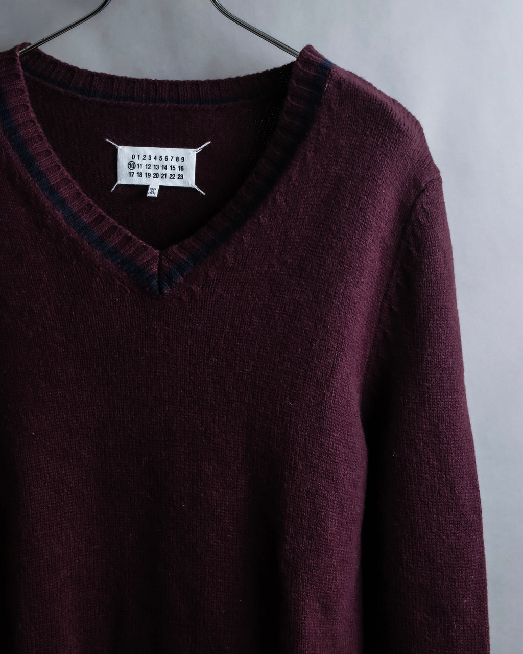"MAISON MARGIELA"
20AW burgundy color V-neck knit