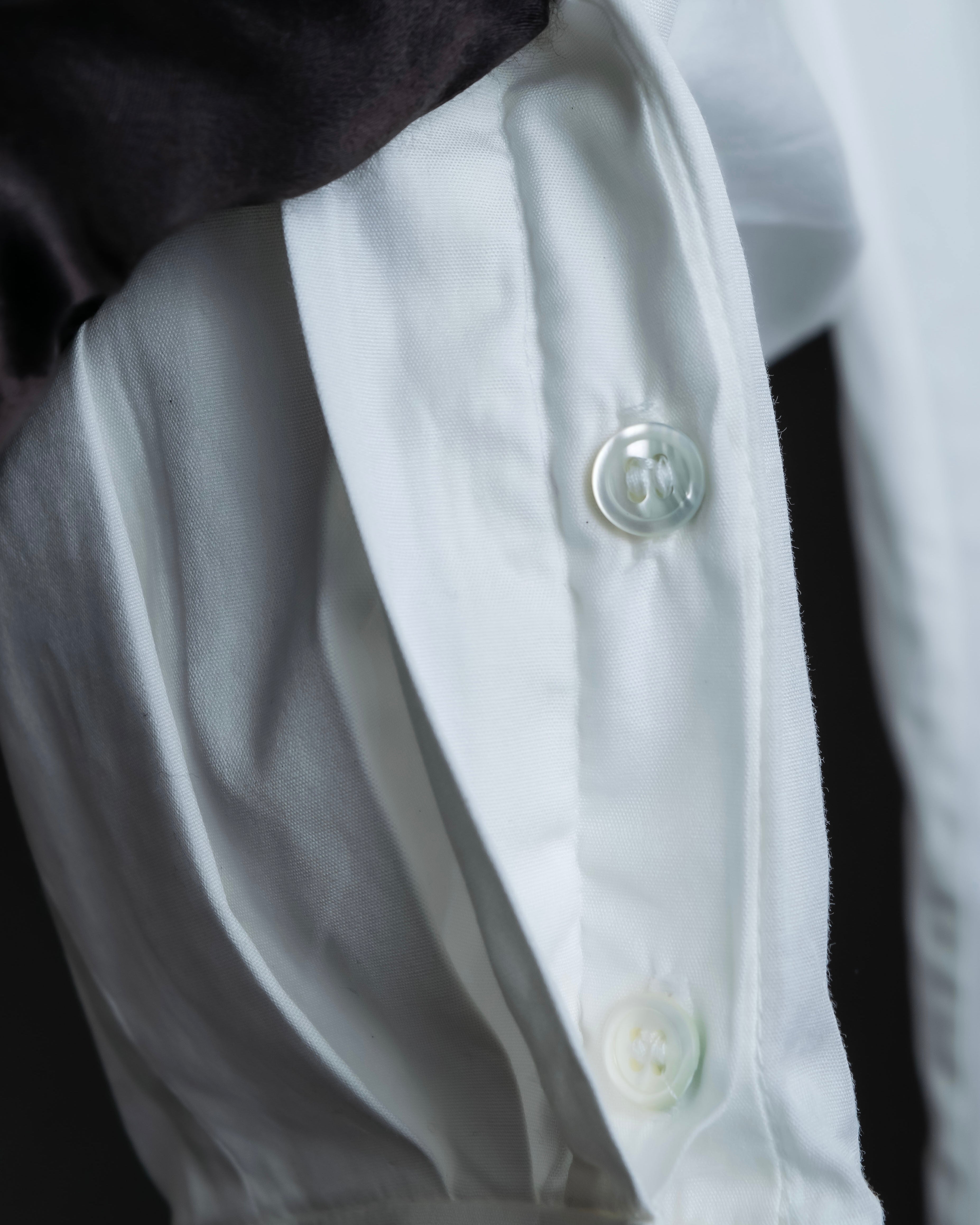 "Bruno Pieters." 2-way collar design stand-up collar dress shirt