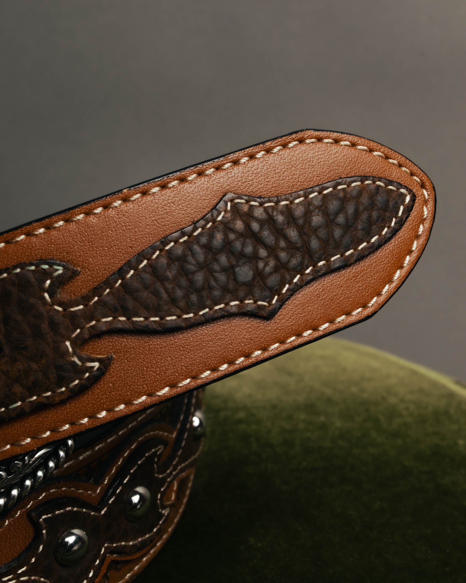 "ARIAT" 00's-10's Studded tooled leather western belt