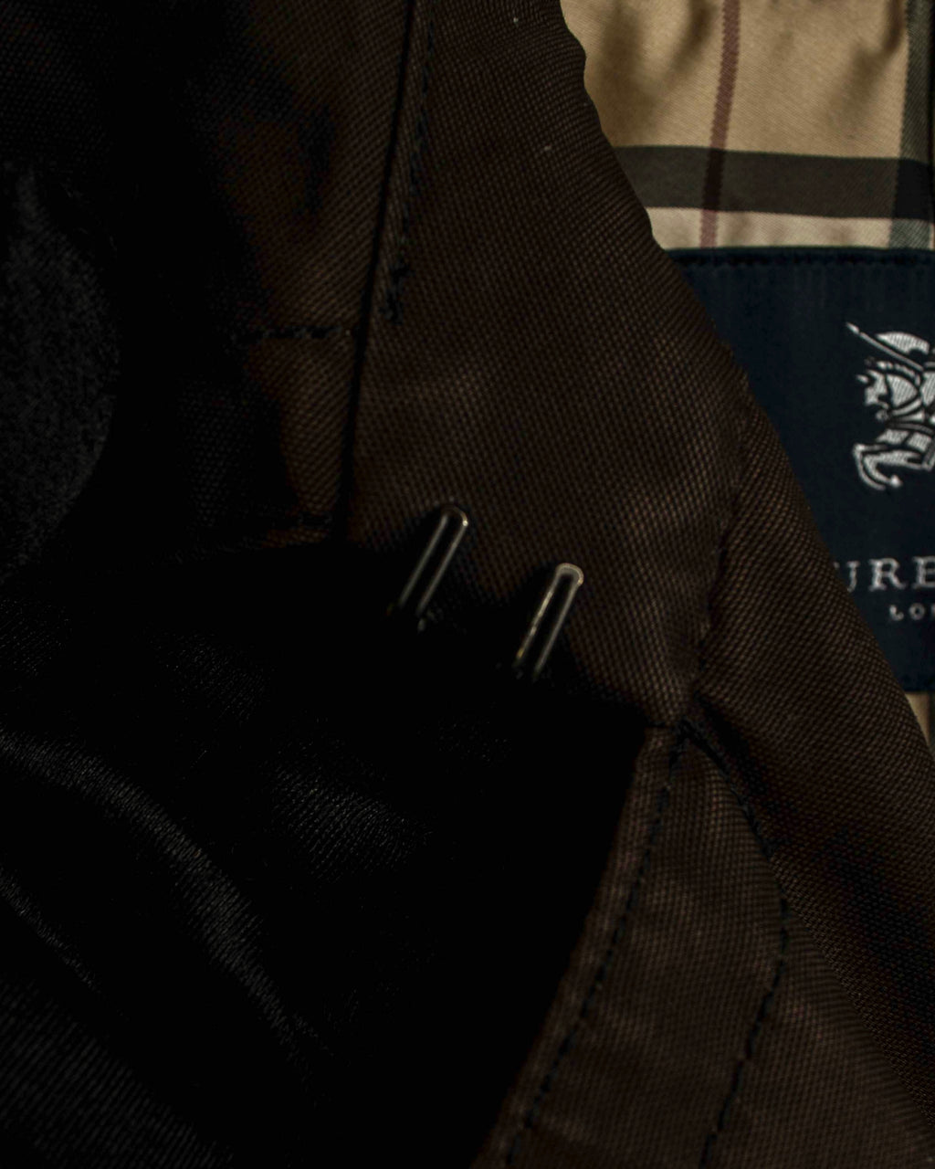 "BURBERRY" Subdued tone military detail mid-length trench coat