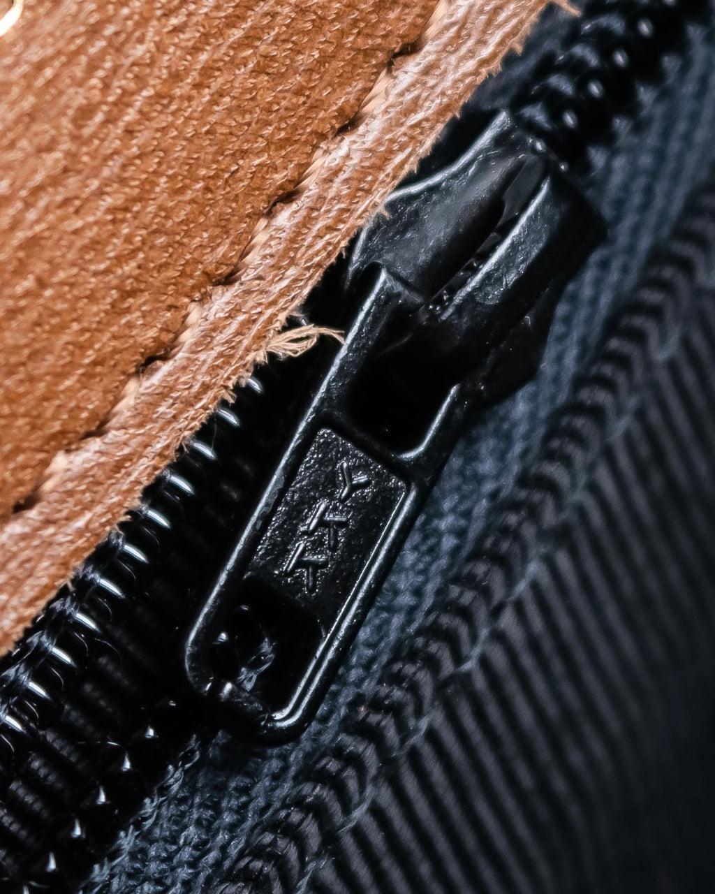 "Valentino Garavani" Leather combination design gold parts shoulder bag