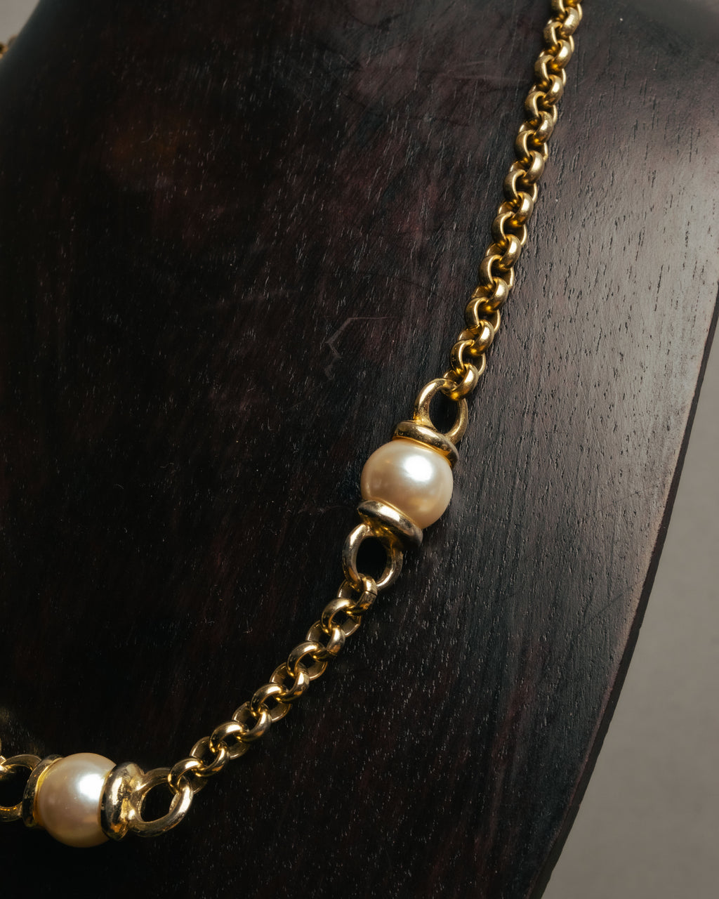 "YVES SAINT LAURENT" 80's-90's Gold-tone rolo chain necklace with faux pearl accents