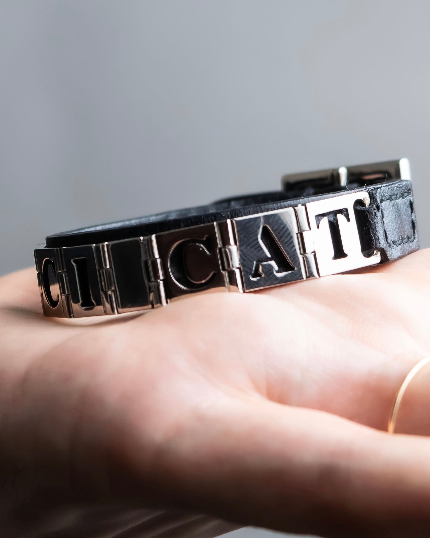 "GUCCI" Logo cat engraved leather bracelet