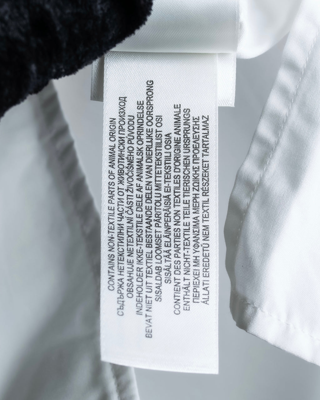 "BURBERRY" Wide collar embroidered emblem white shirt