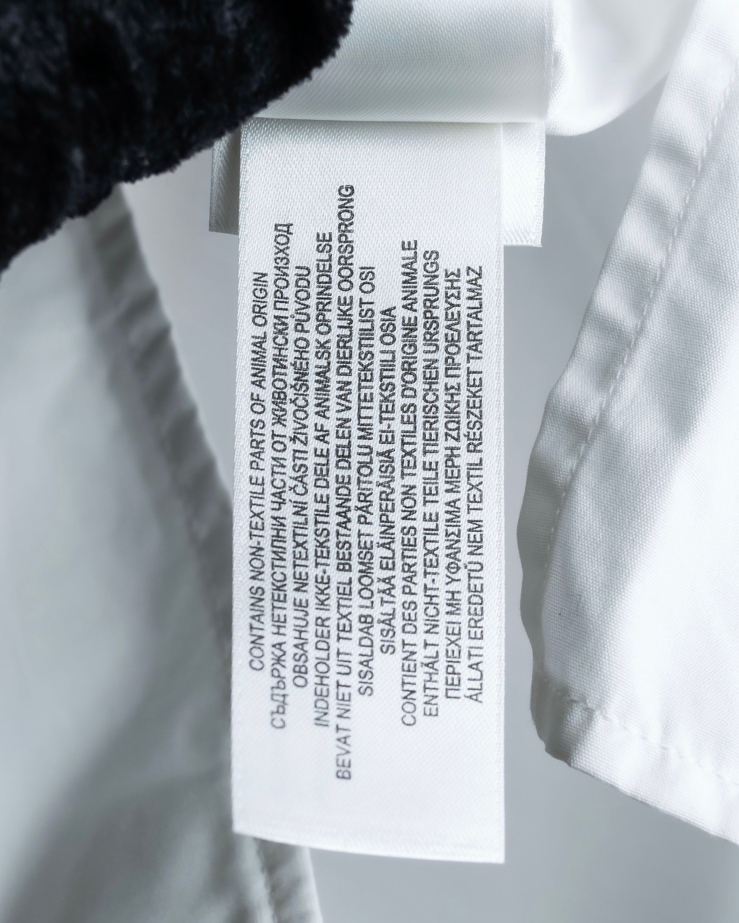 "BURBERRY" Wide collar embroidered emblem white shirt