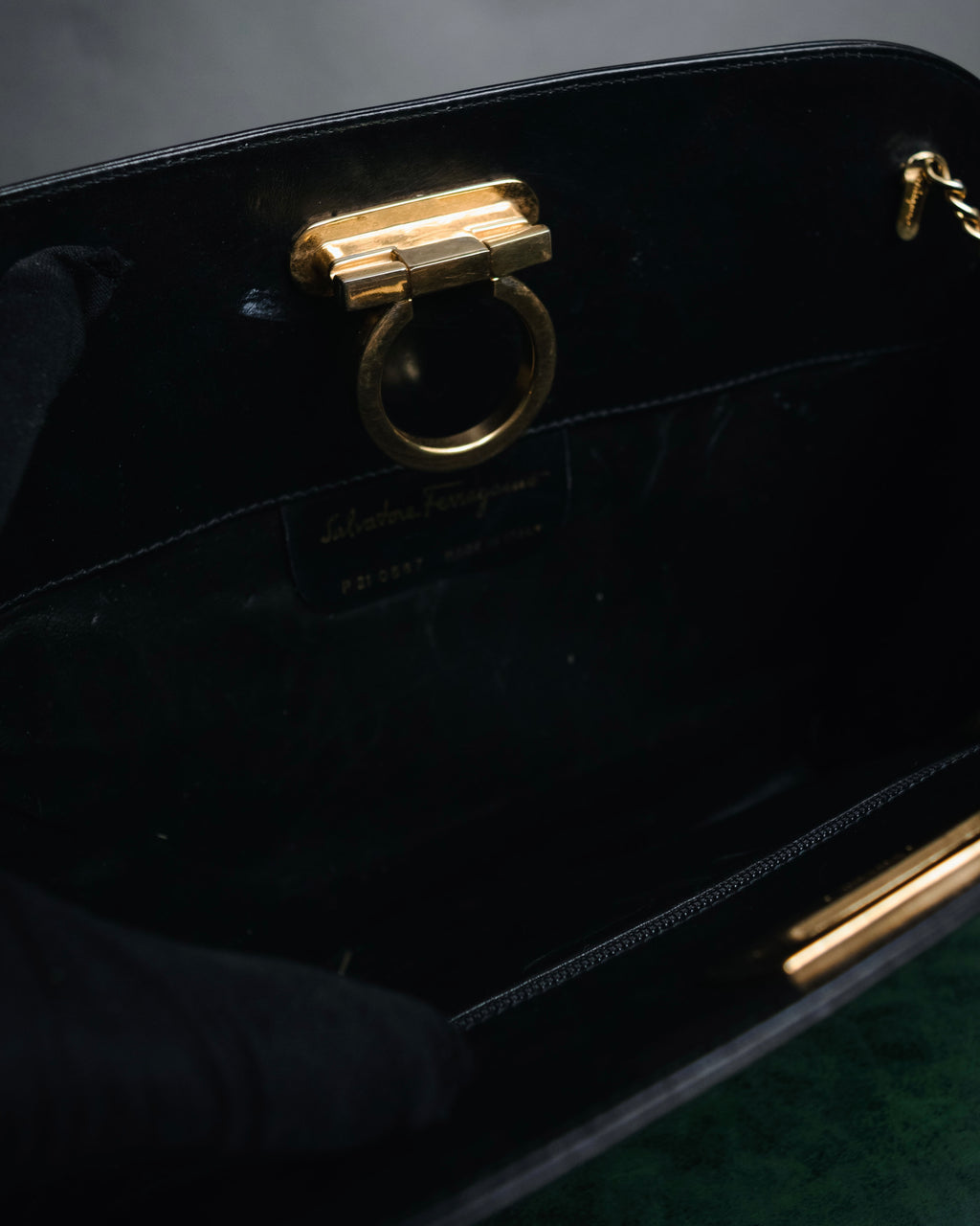 "Salvatore Ferragamo" 90’s Iconic gancini chain shoulder bag