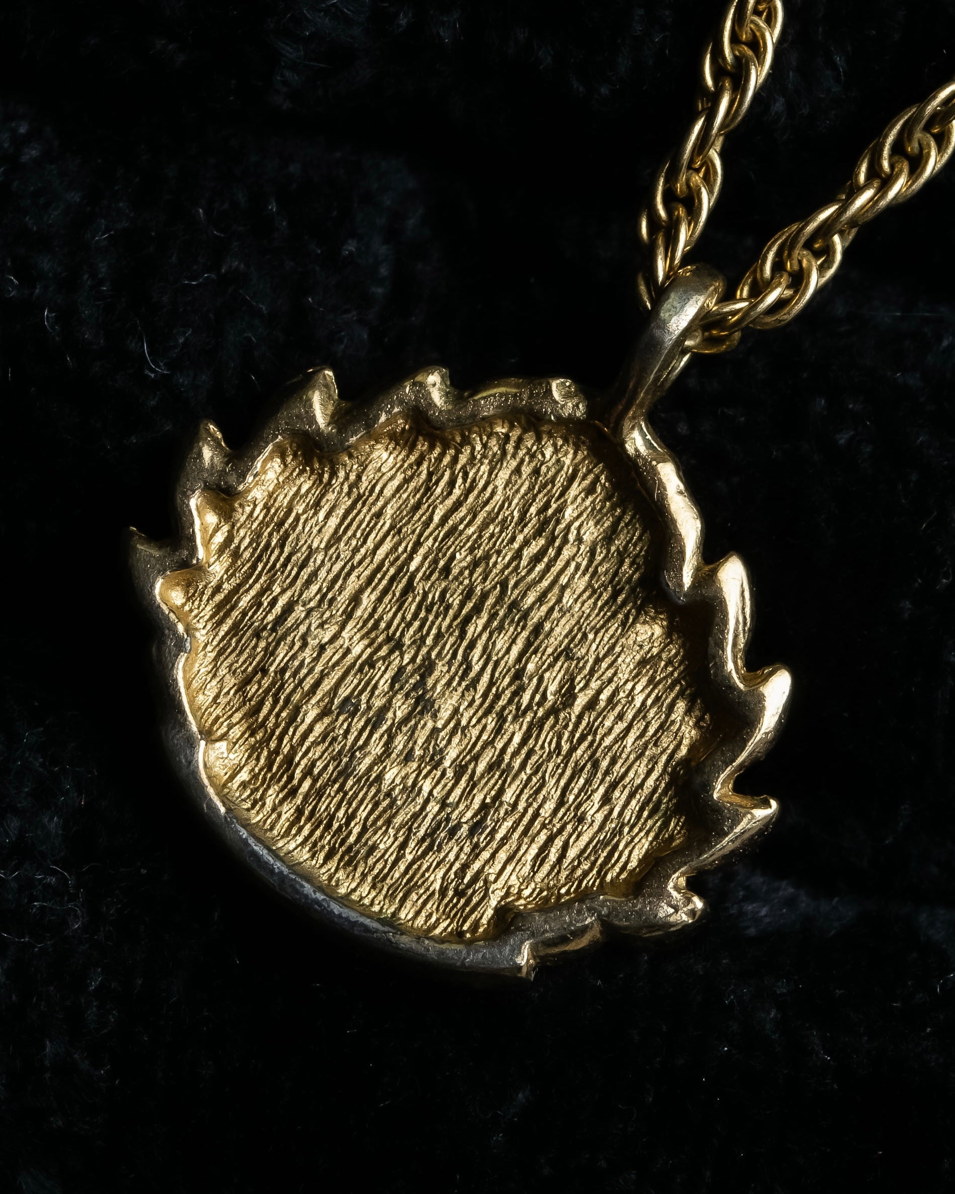 "BURBERRYS" Equestrian logo engraved motif necklace