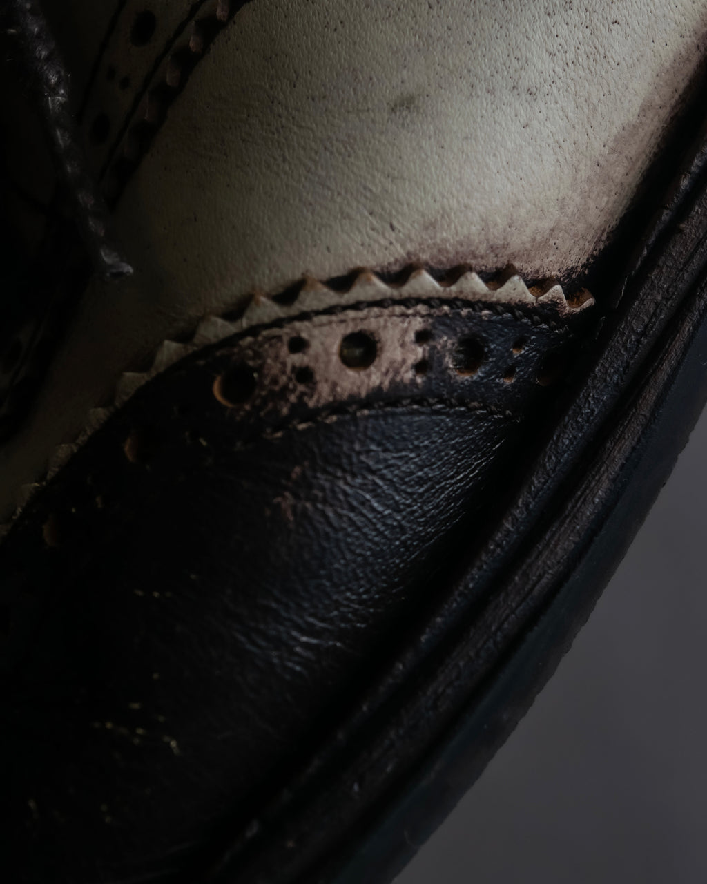 "ISSEY MIYAKE" Fade color wingtip leather shoes