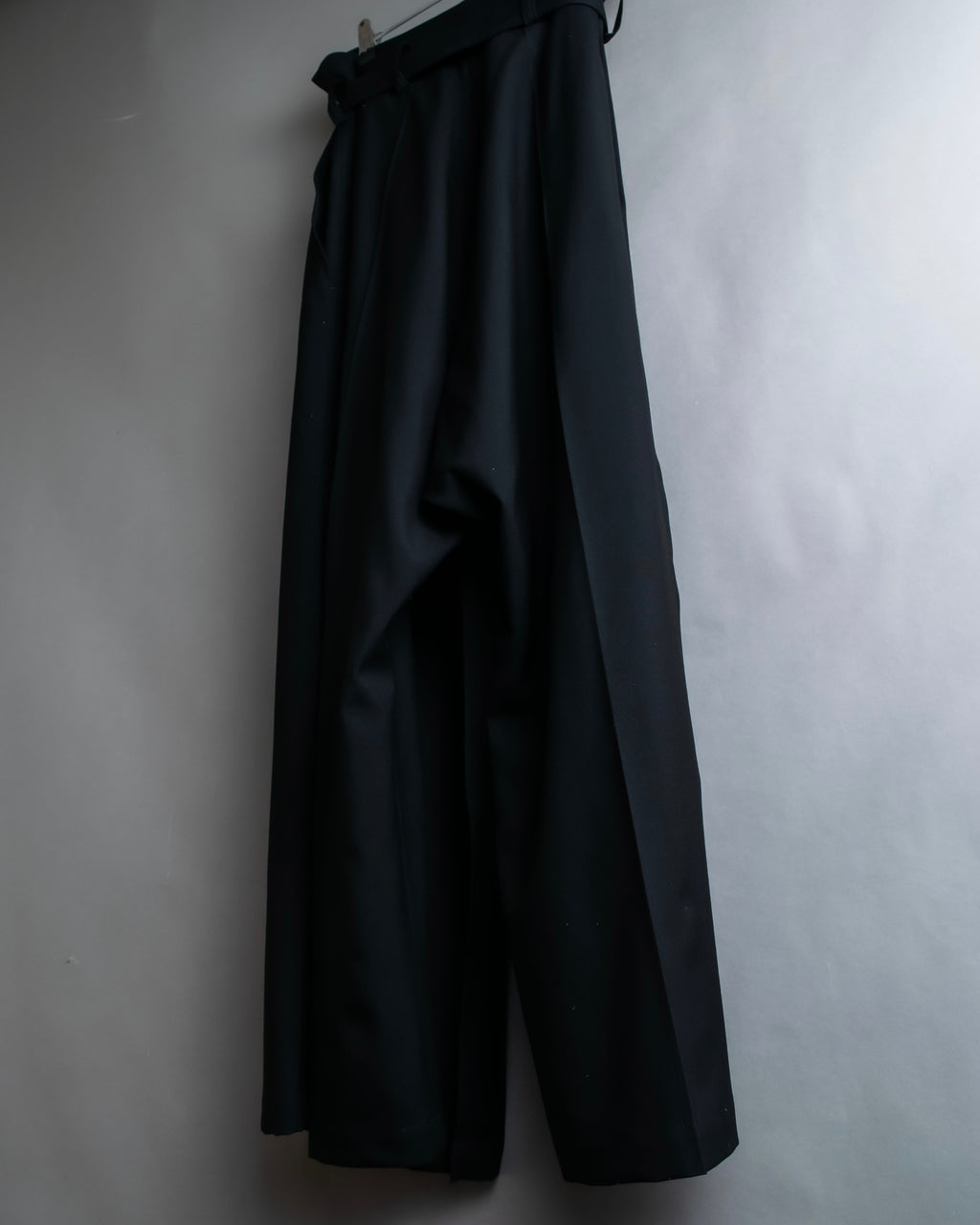 "YOHJI YAMAMOTO +NOIR" Asymmetrical slit sarouel slacks