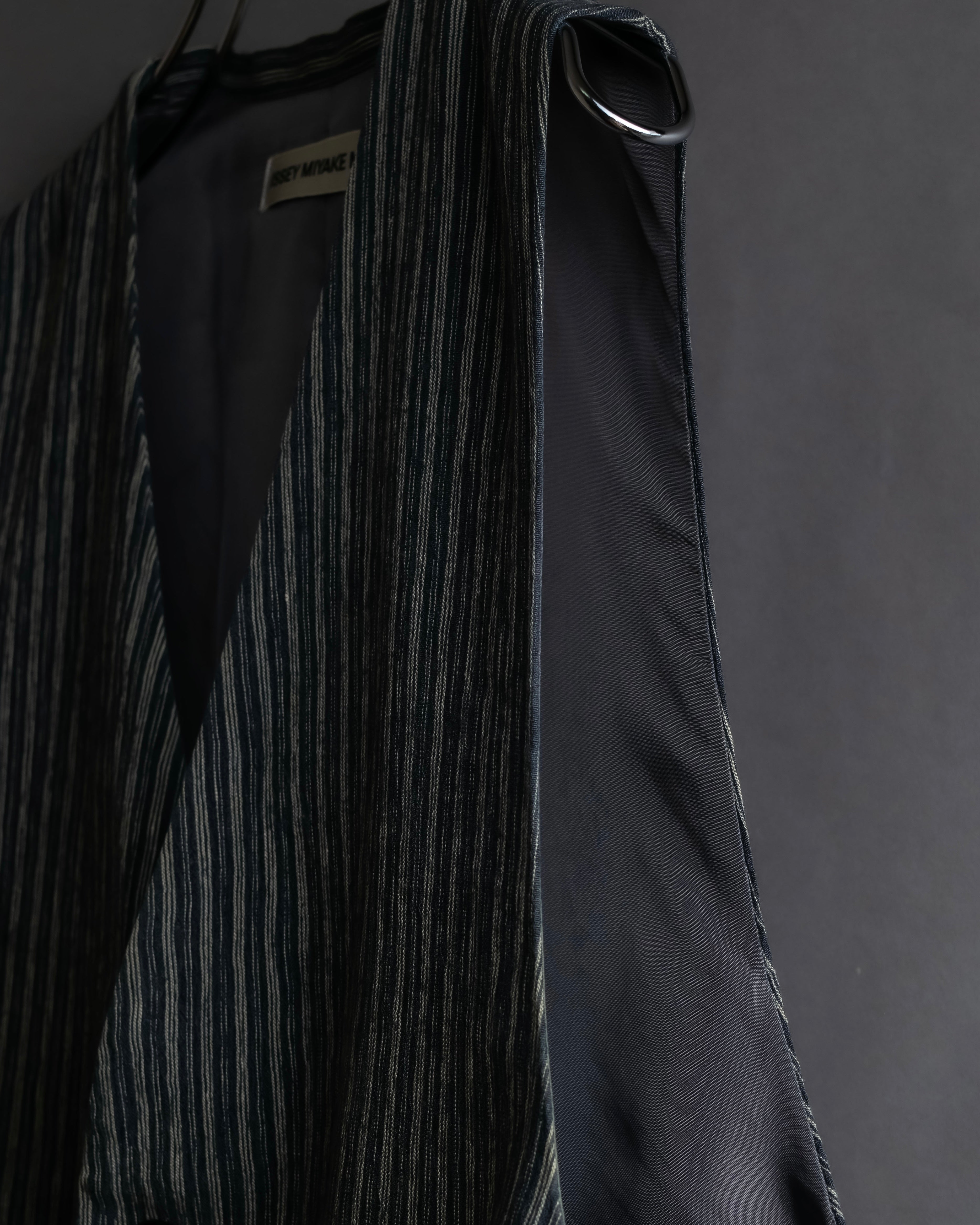 "ISSEY MIYAKE MEN" Random stripe pattern V-neck vest