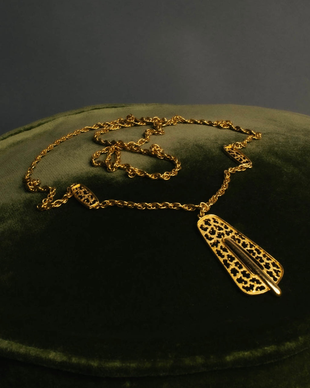 "TRIFARI" 50's-60's Ornate gold tone pendant necklace