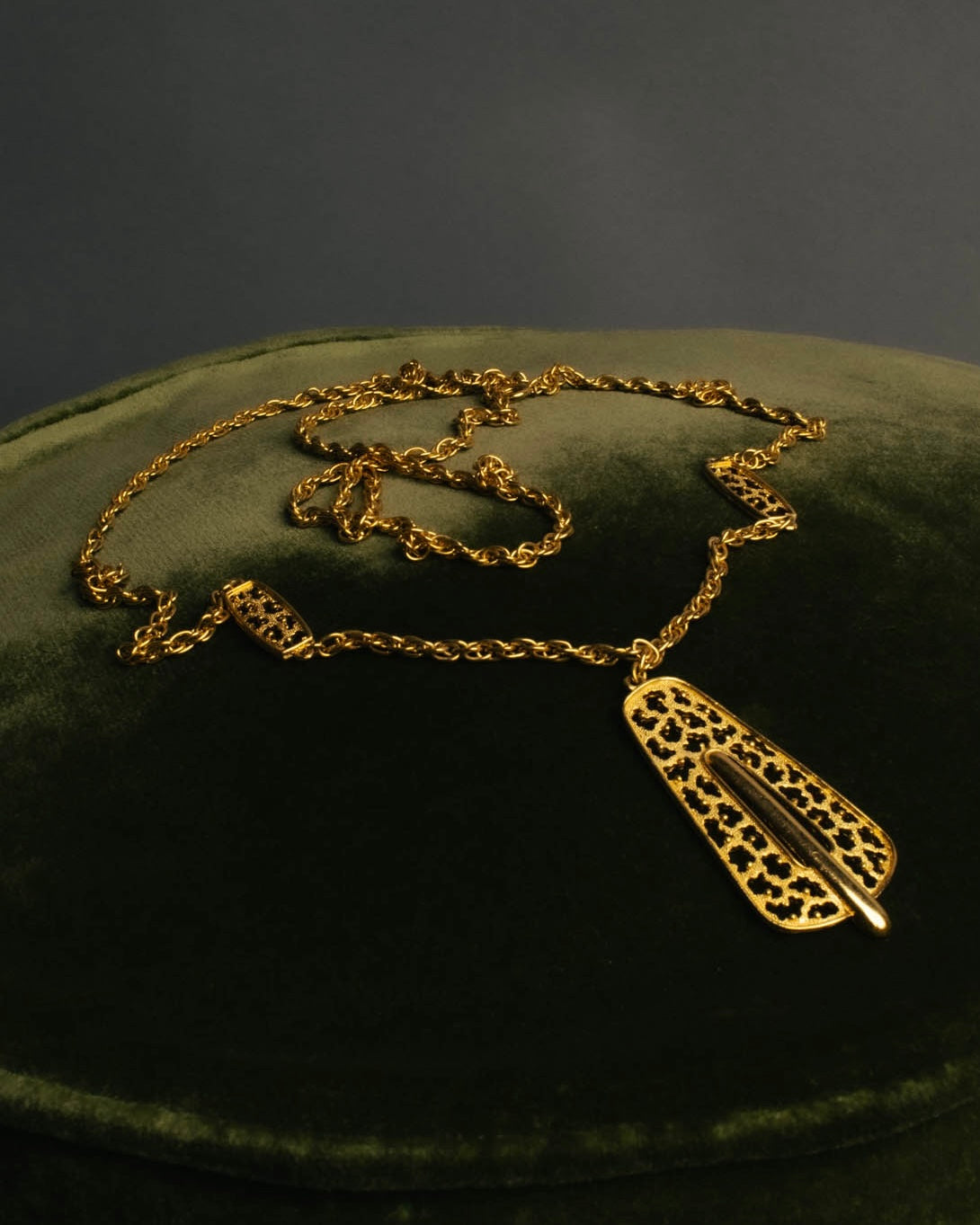 "TRIFARI" 50's-60's Ornate gold tone pendant necklace