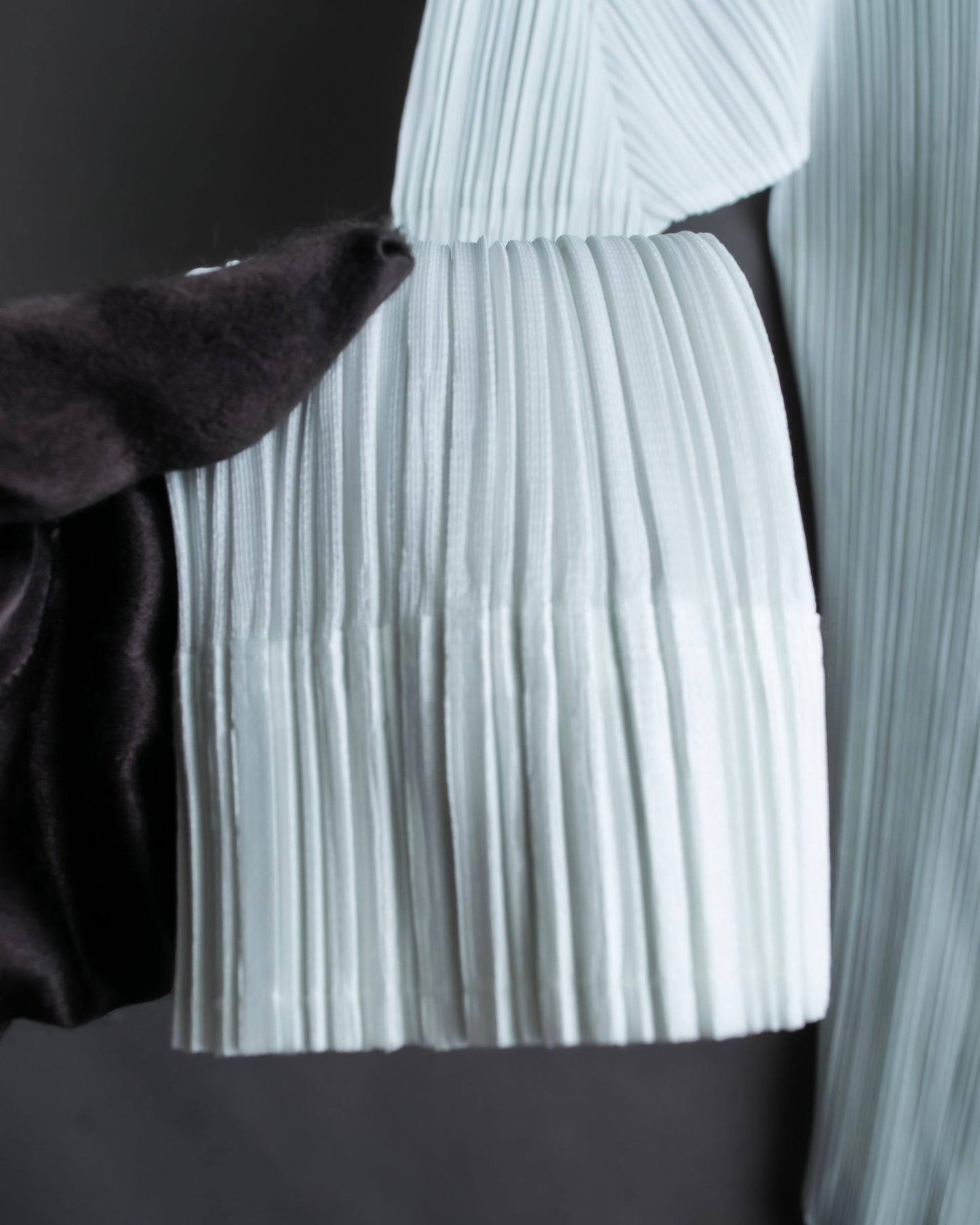 "PLEATS PLEASE ISSEY MIYAKE" Three-dimensional pleated long shirt