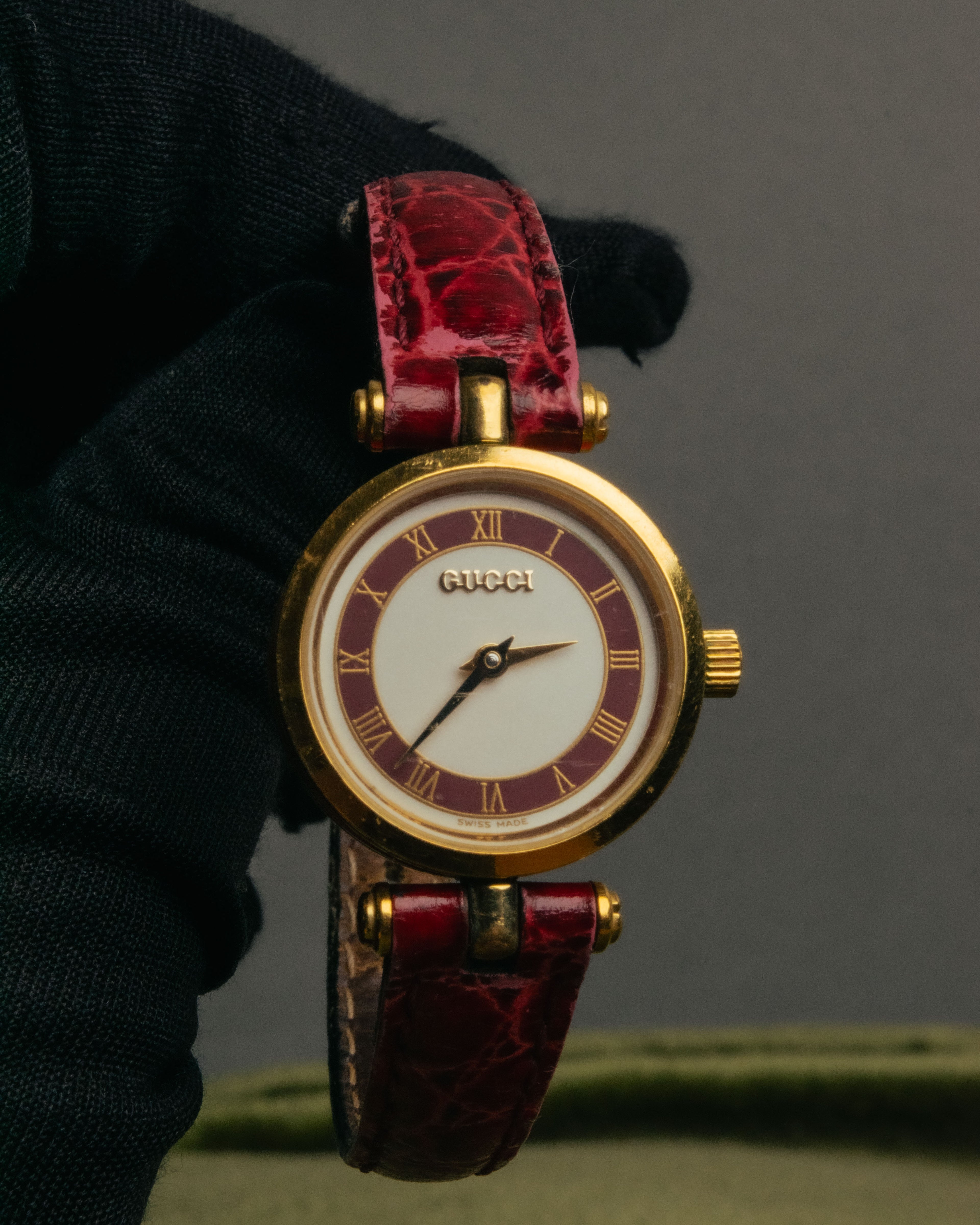 "GUCCI" 80's-90's Sherry line web stripe round watch with roman dial