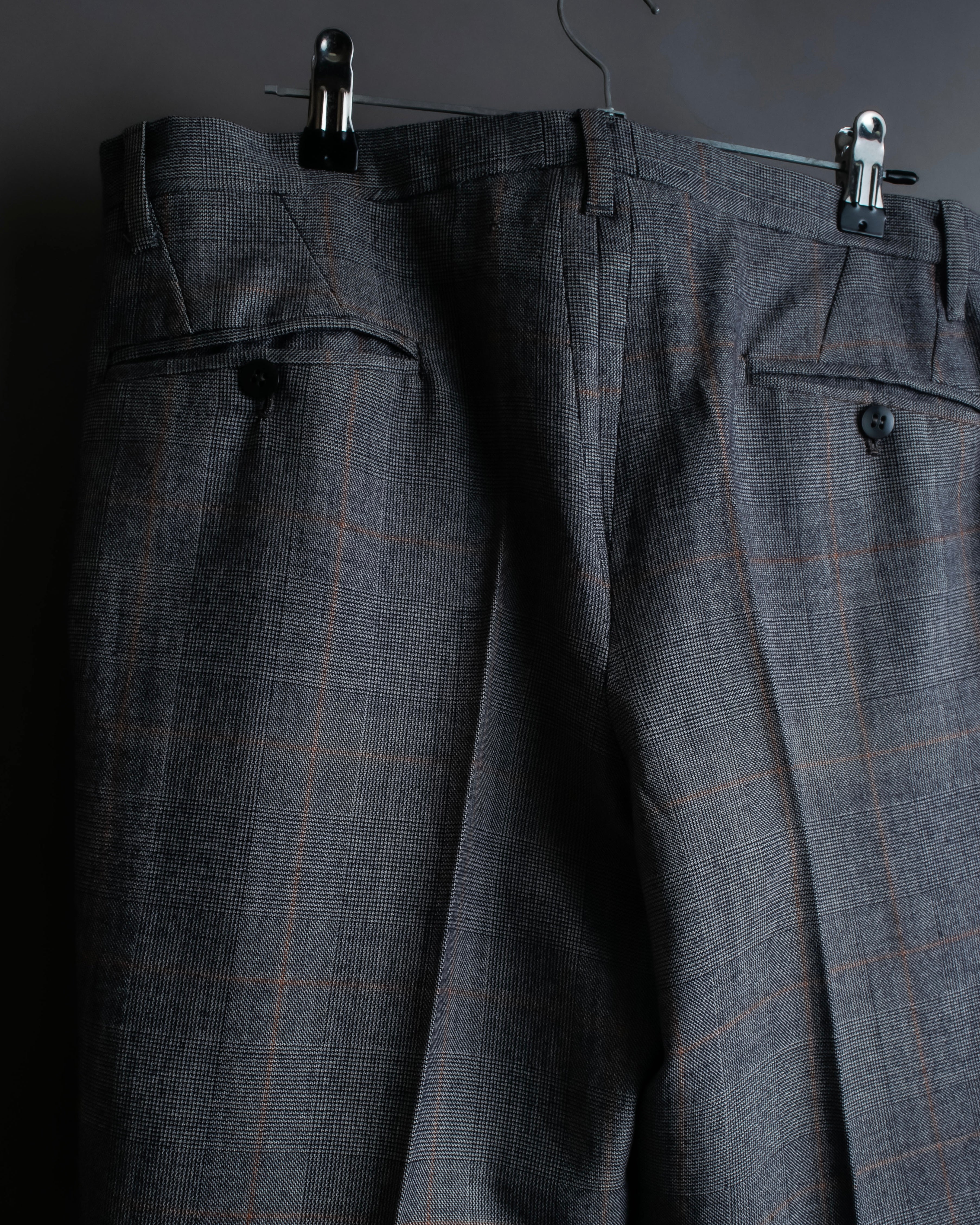 Pantalones vintage con detalle de botones, ventana de estampado a cuadros