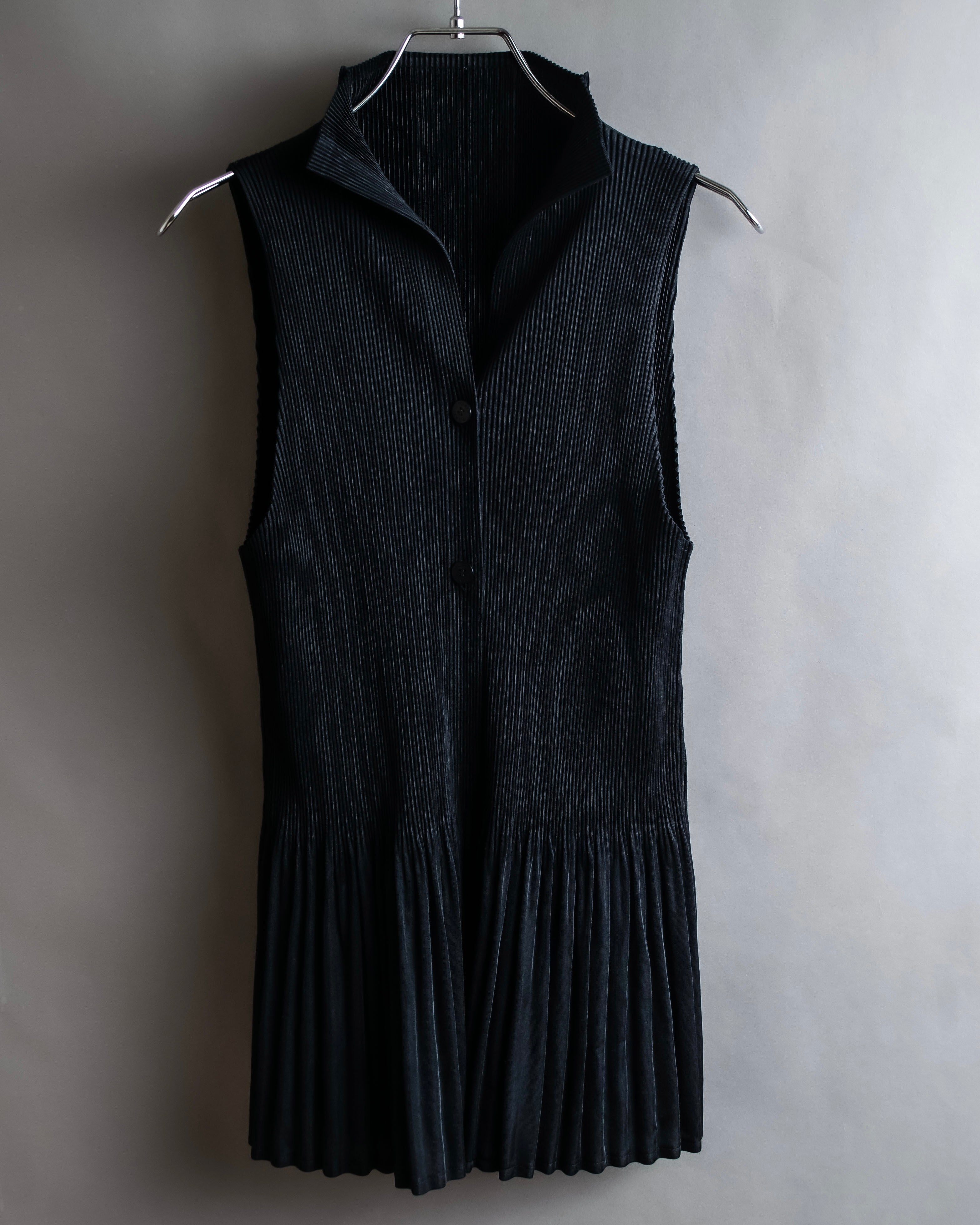 "PLEATS PLEASE ISSEY MIYAKE"
Narrow pleated sleeveless dress