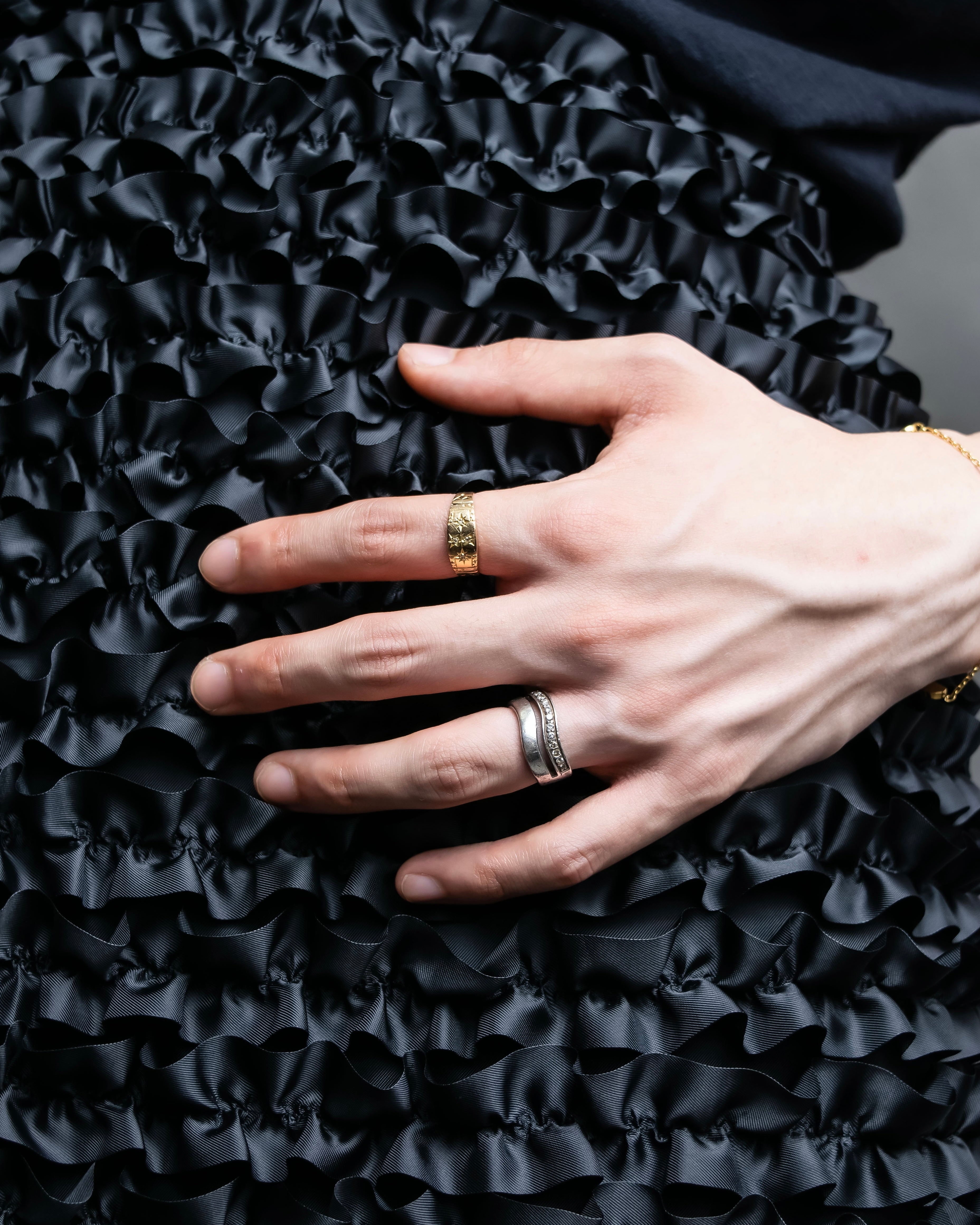 "VENDOME" Crystal attached wave band ring