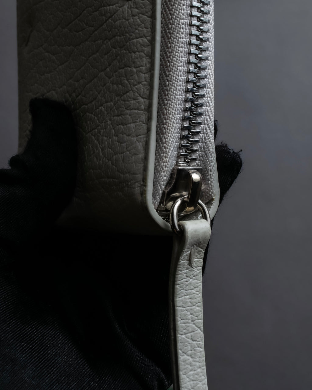 "MAISON MARGIELA" White grain leather round zipper wallet