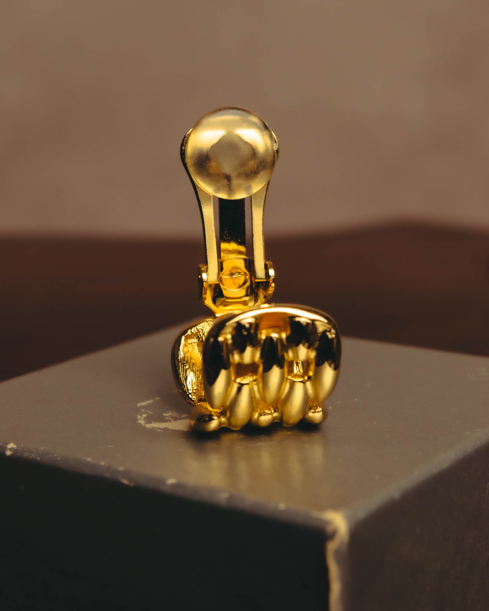 "Christian Dior" 80's-90's Gold chain clip-on earrings