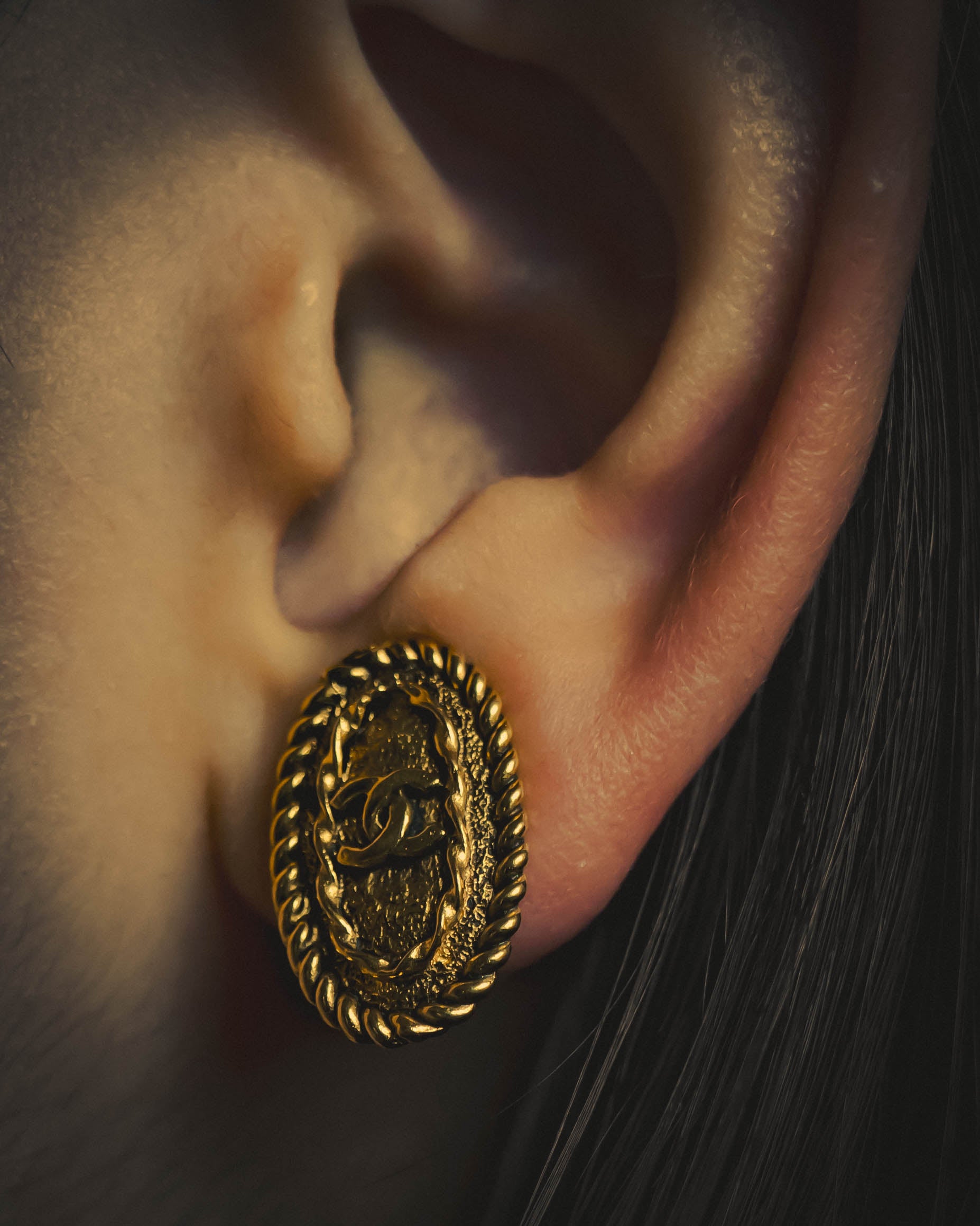 -SPECIAL- "CHANEL" 70's-80's Sculptural oval clip-on earrings