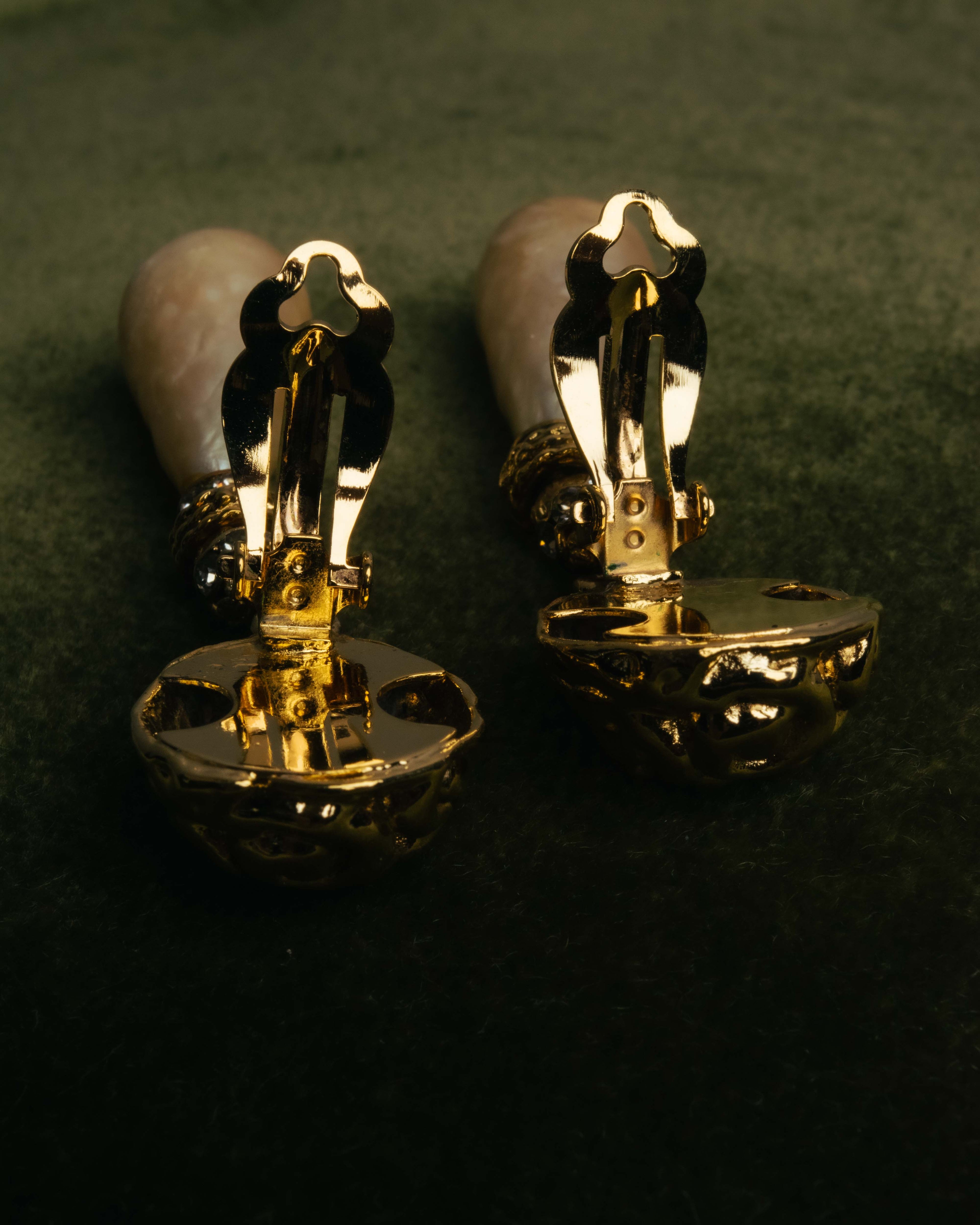 "Yves Saint Laurent" 80's-90's Pearl clip on drop earrings