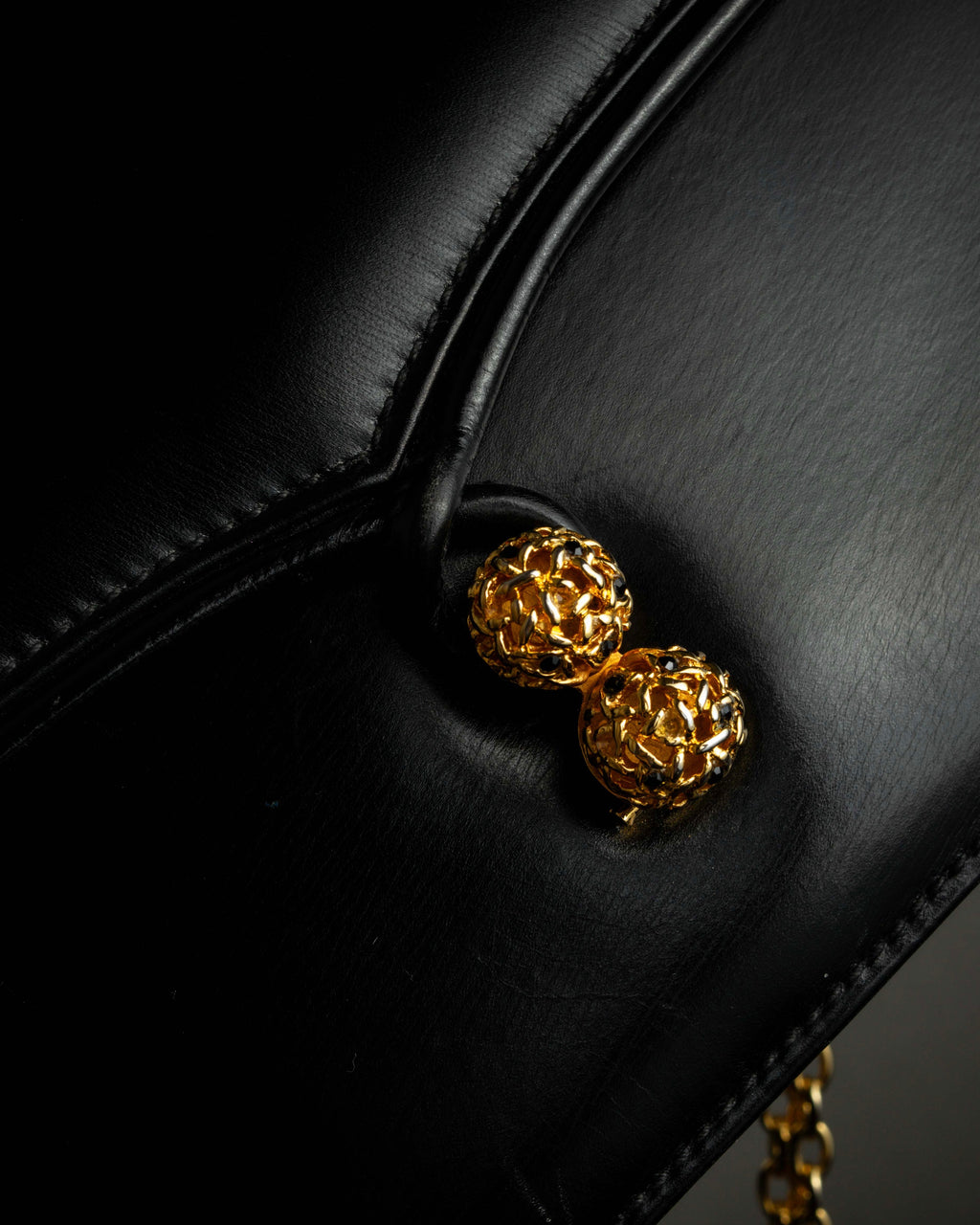 "GUCCI" Filigree vintage design chain shoulder leather bag