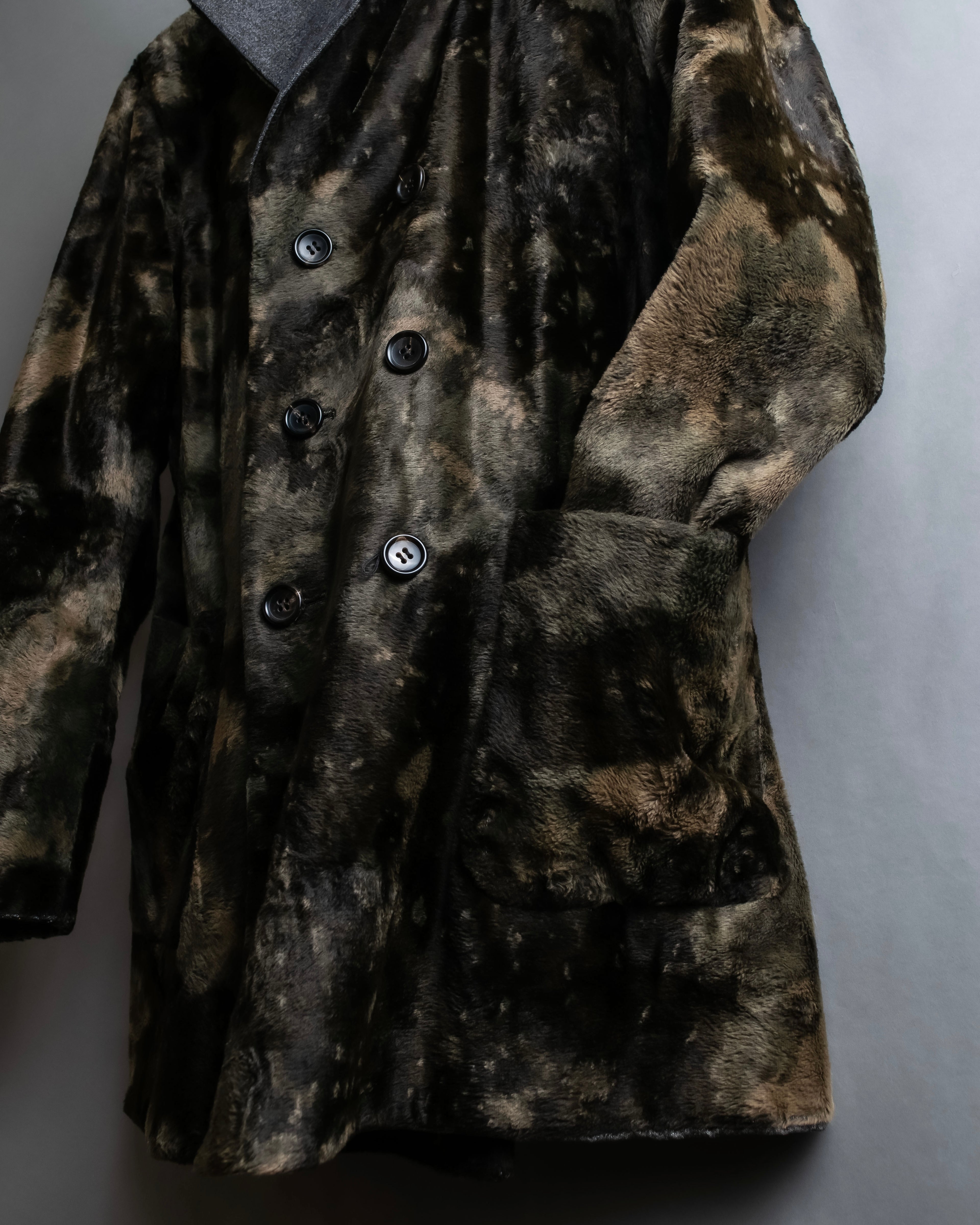 "tricot COMME des GARCONS" 
Double-breasted reversible fur tailored coat