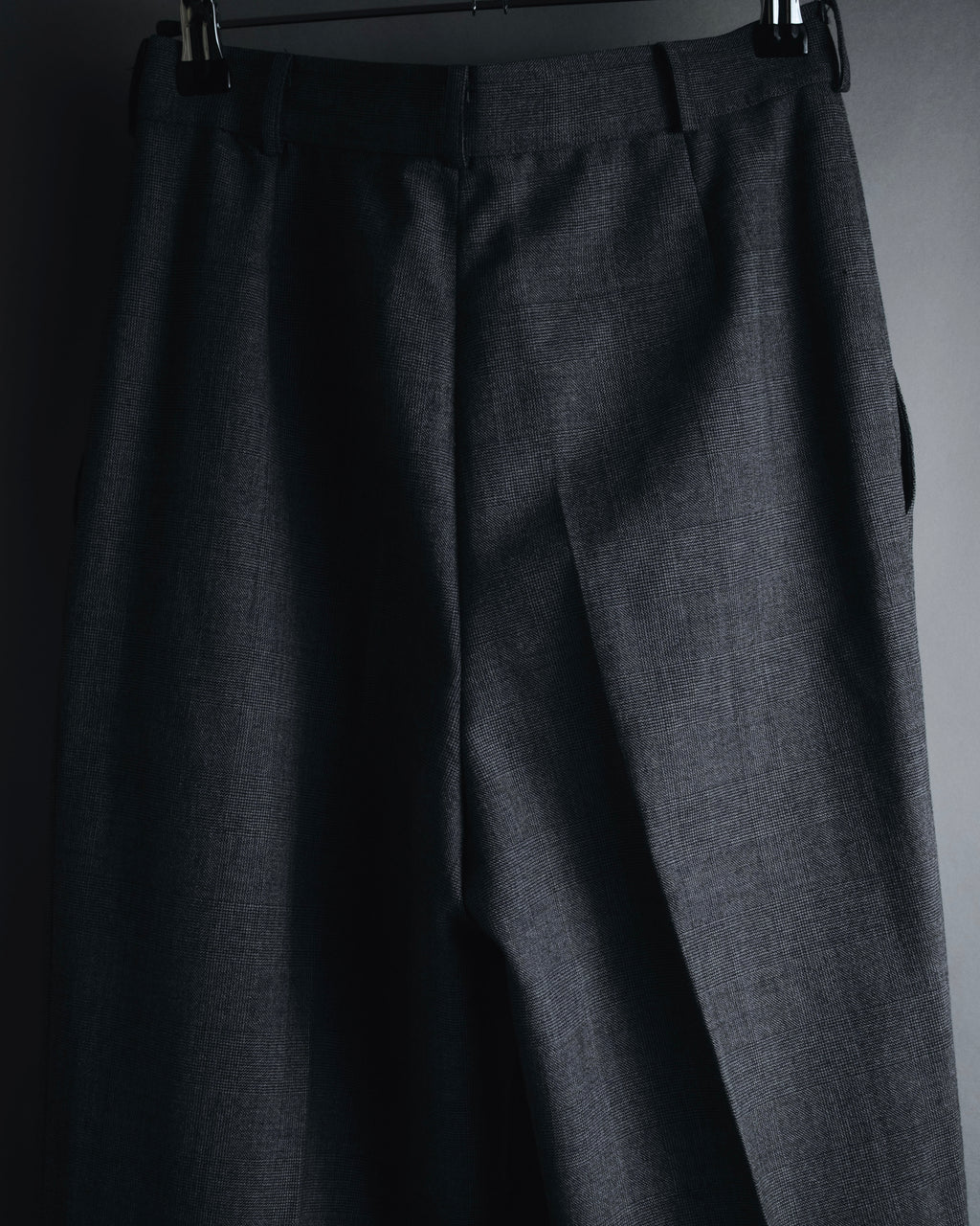 "CHANEL" high-waisted pleated trousers with signature gold button