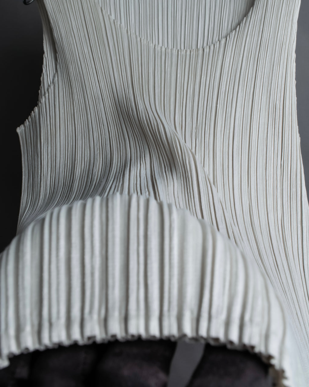 "PLEATS PLEASE ISSEY MIYAKE" Off-white tank top