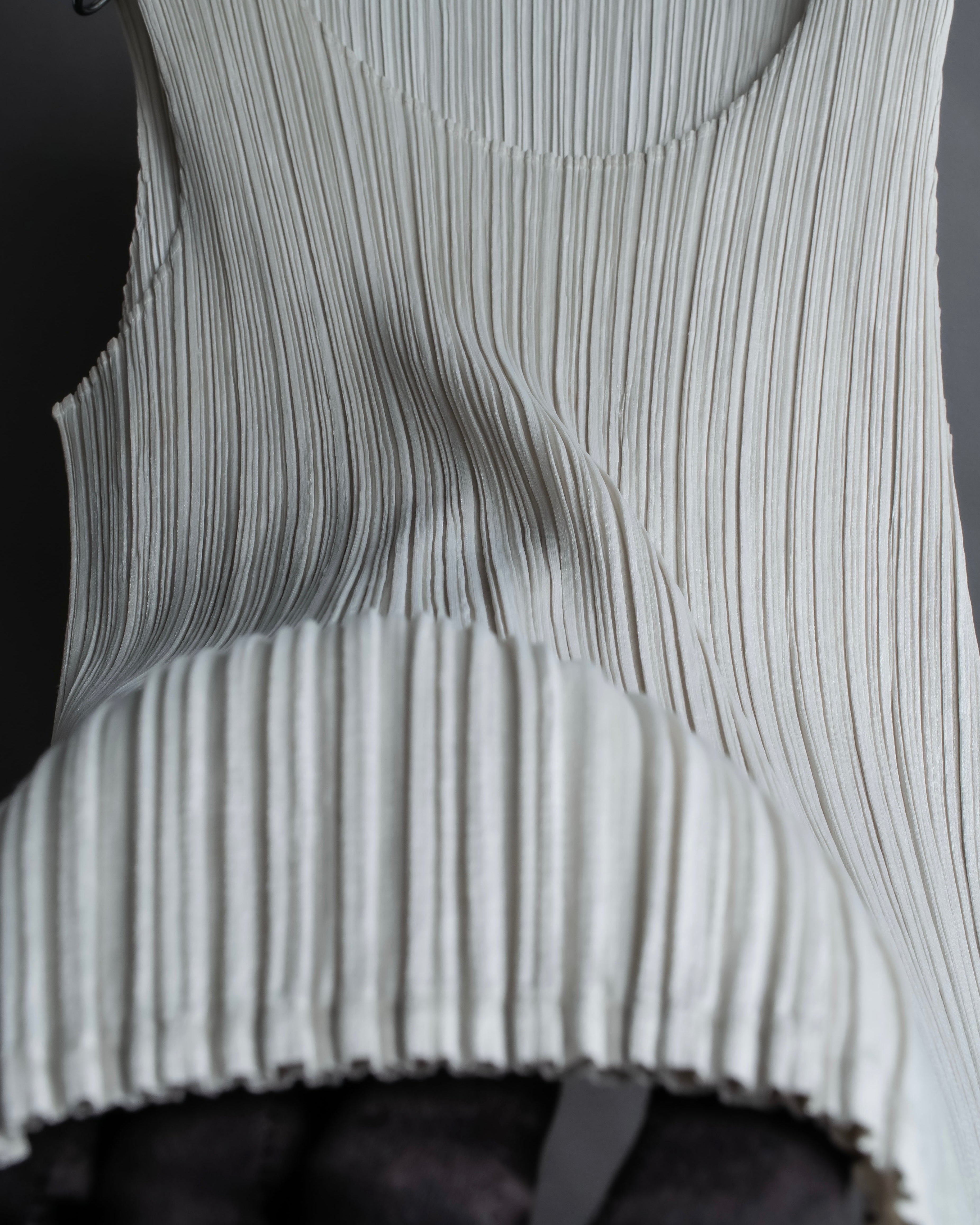 "PLEATS PLEASE ISSEY MIYAKE" Off-white tank top