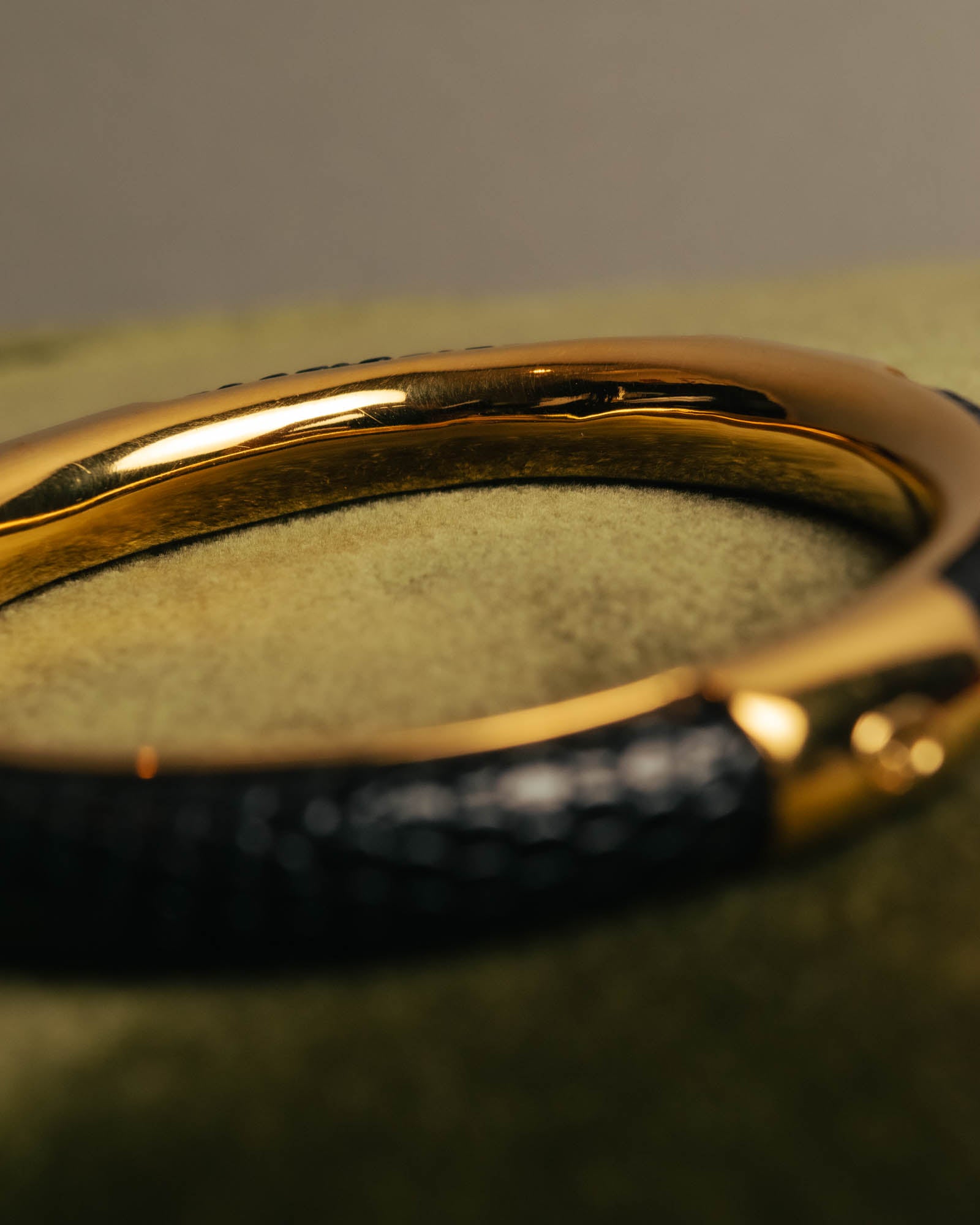 “GUCCI” 00's Python embossed hinged bangle