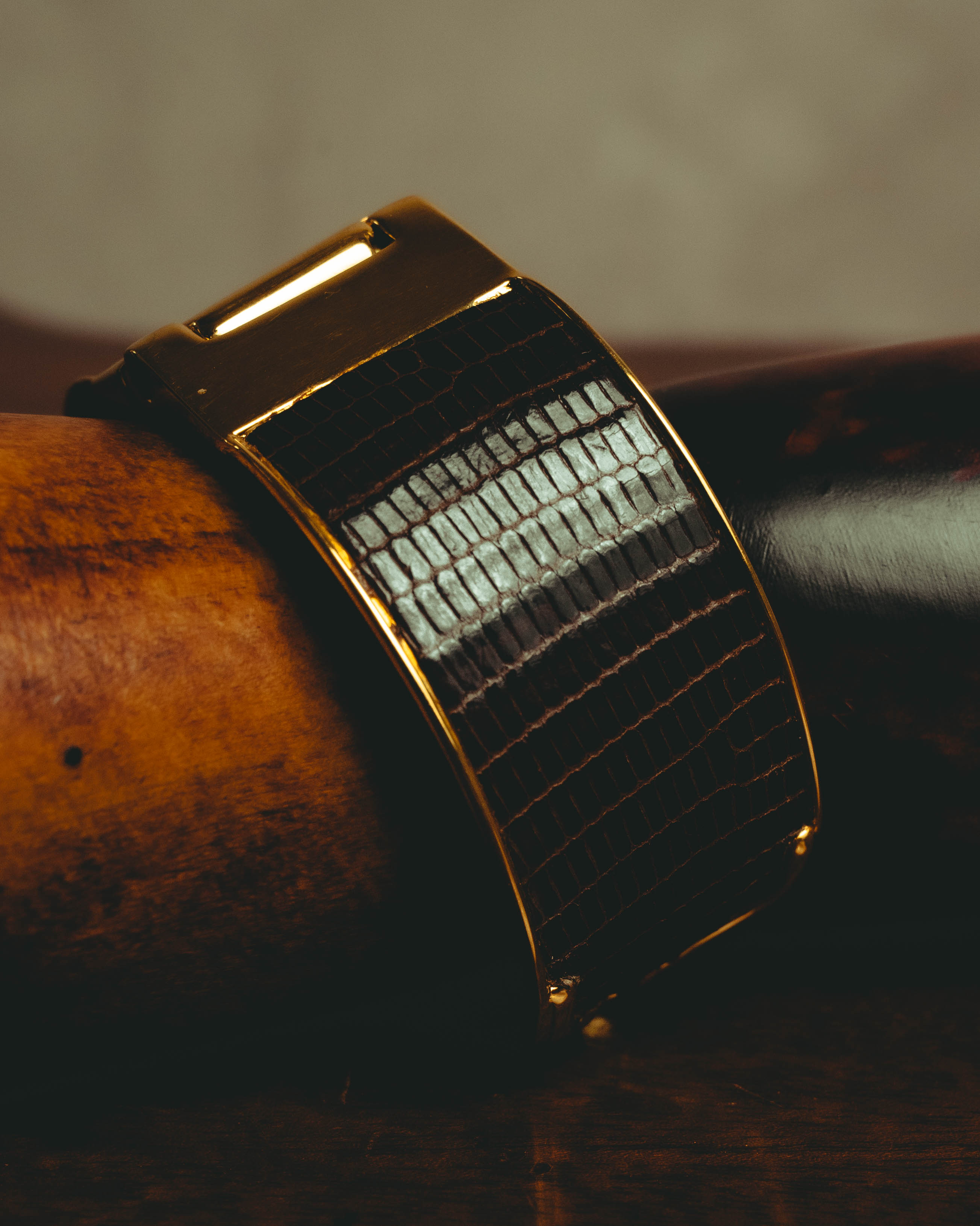 “GUCCI” 90’s-00’s Lizard-embossed leather horsebit cuff bracelet