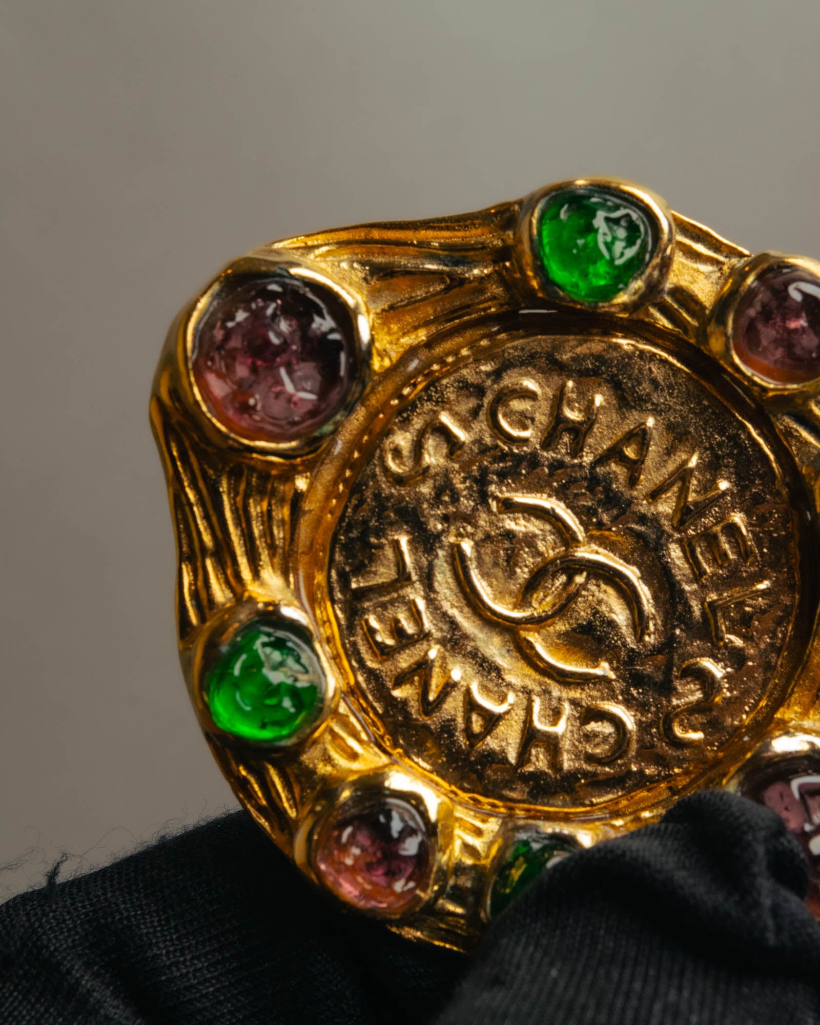 -SPECIAL- “CHANEL” 80’s-90’s Gripoix style cabochon logo brooch