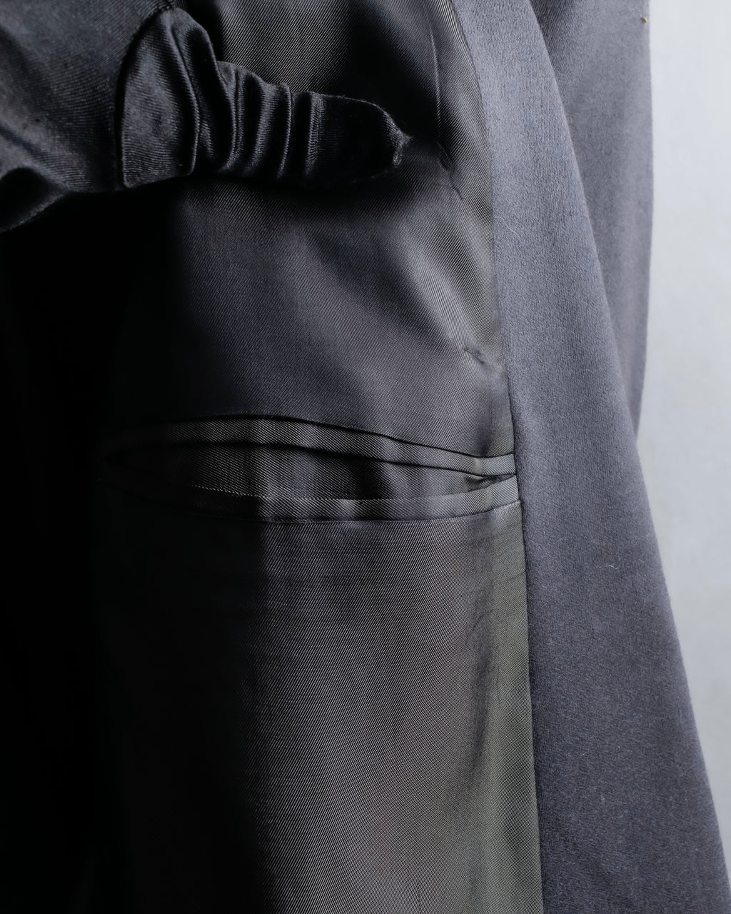 Vintage shoulder construction peak lapel tailored jacket