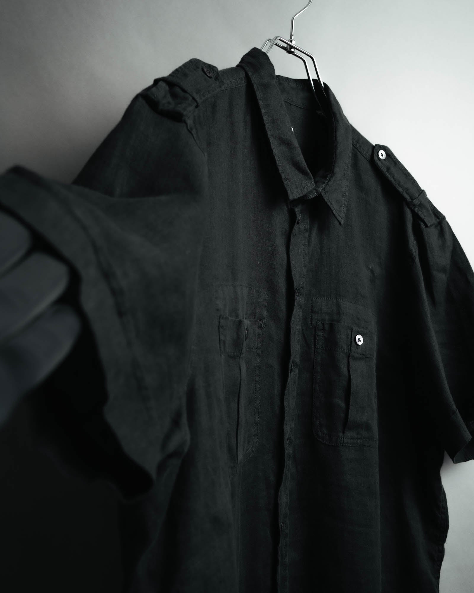 -MOOD MILLÉSIMES- 00’s black linen epaulet half-sleeve shirt by “ARMANI COLLEZIONI”