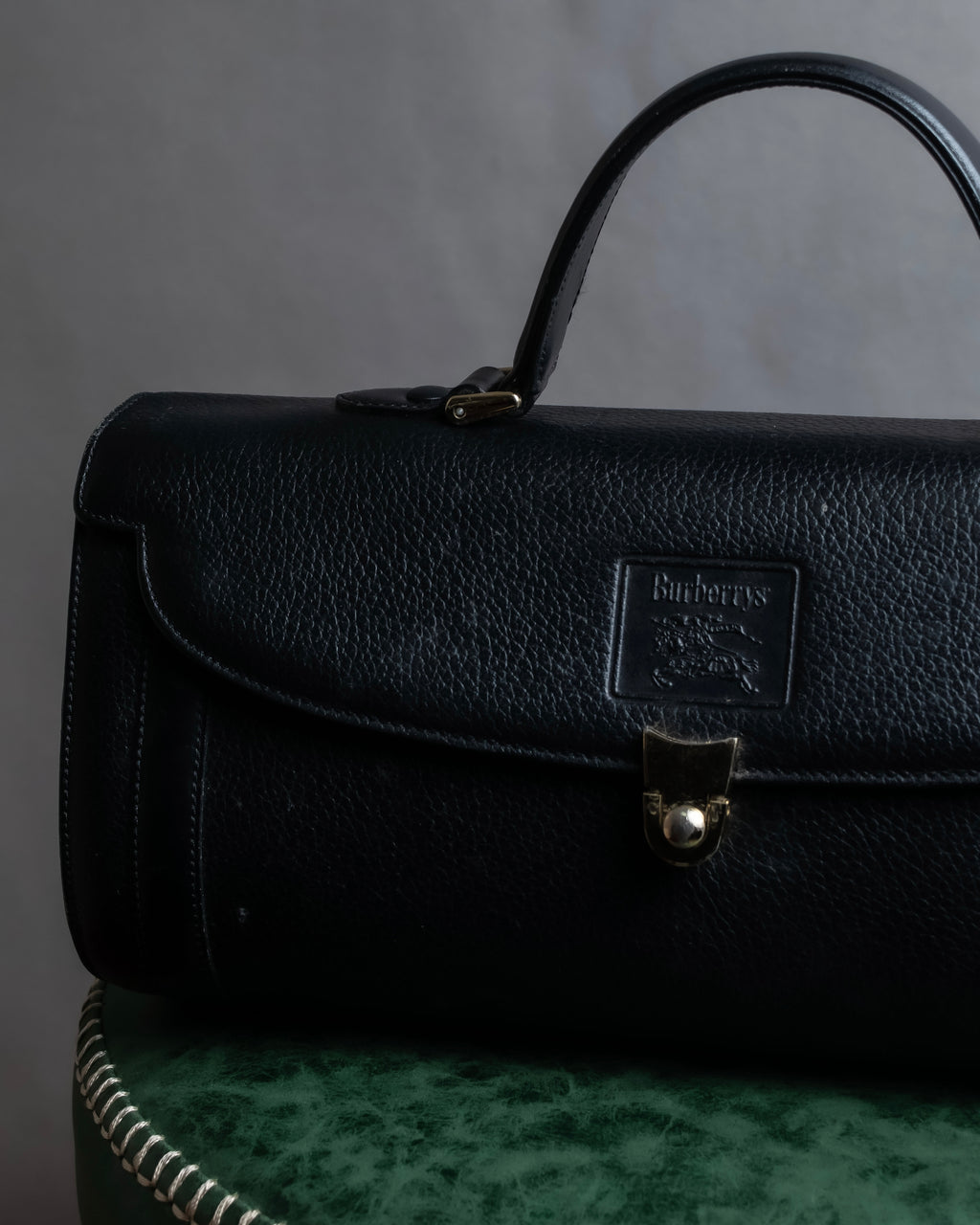 "BURBERRYS" Horizontal shape grained leather one-handle bag