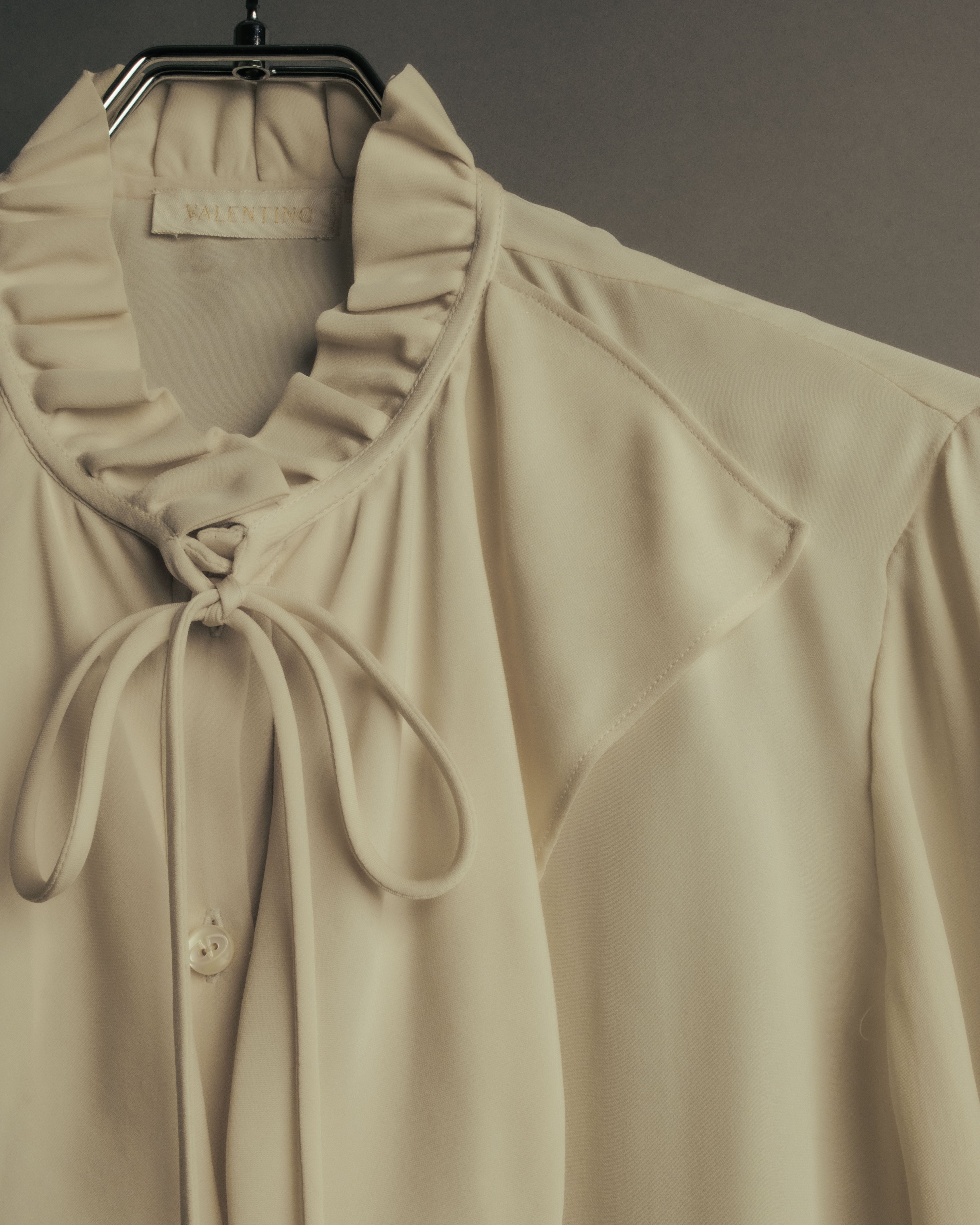 -SPECIAL- “VALENTINO” 1998-2008 Silk ruffled lace bow blouse