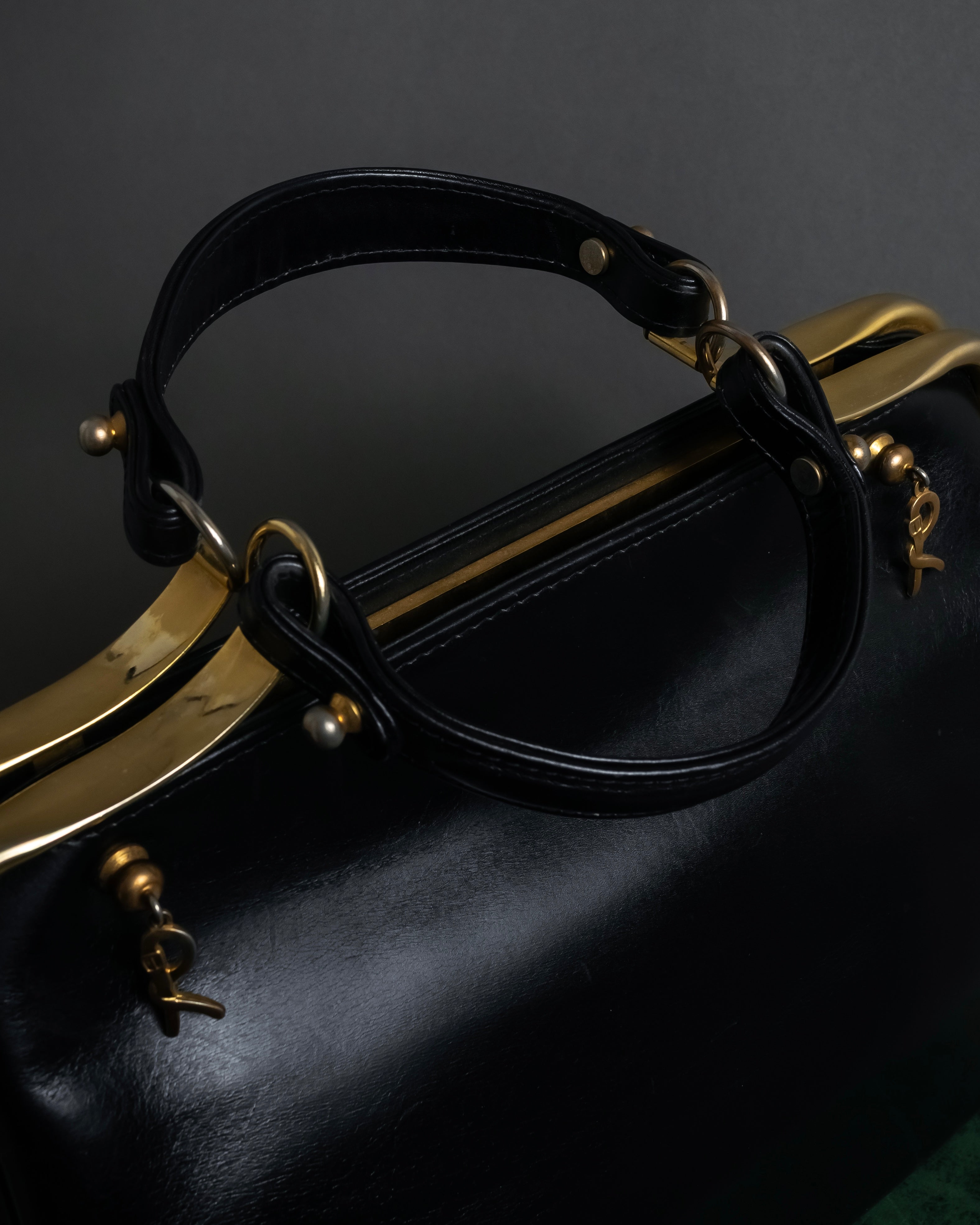 "Roberta Di Camerino" Logo motif charm design modern doctor bag