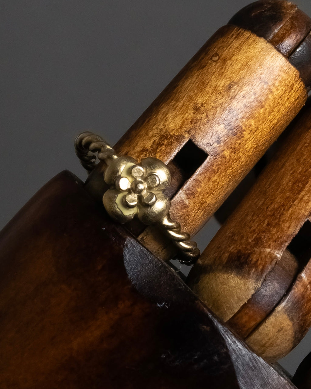 "CHANEL" 99AW Flower motif design twist arm ring