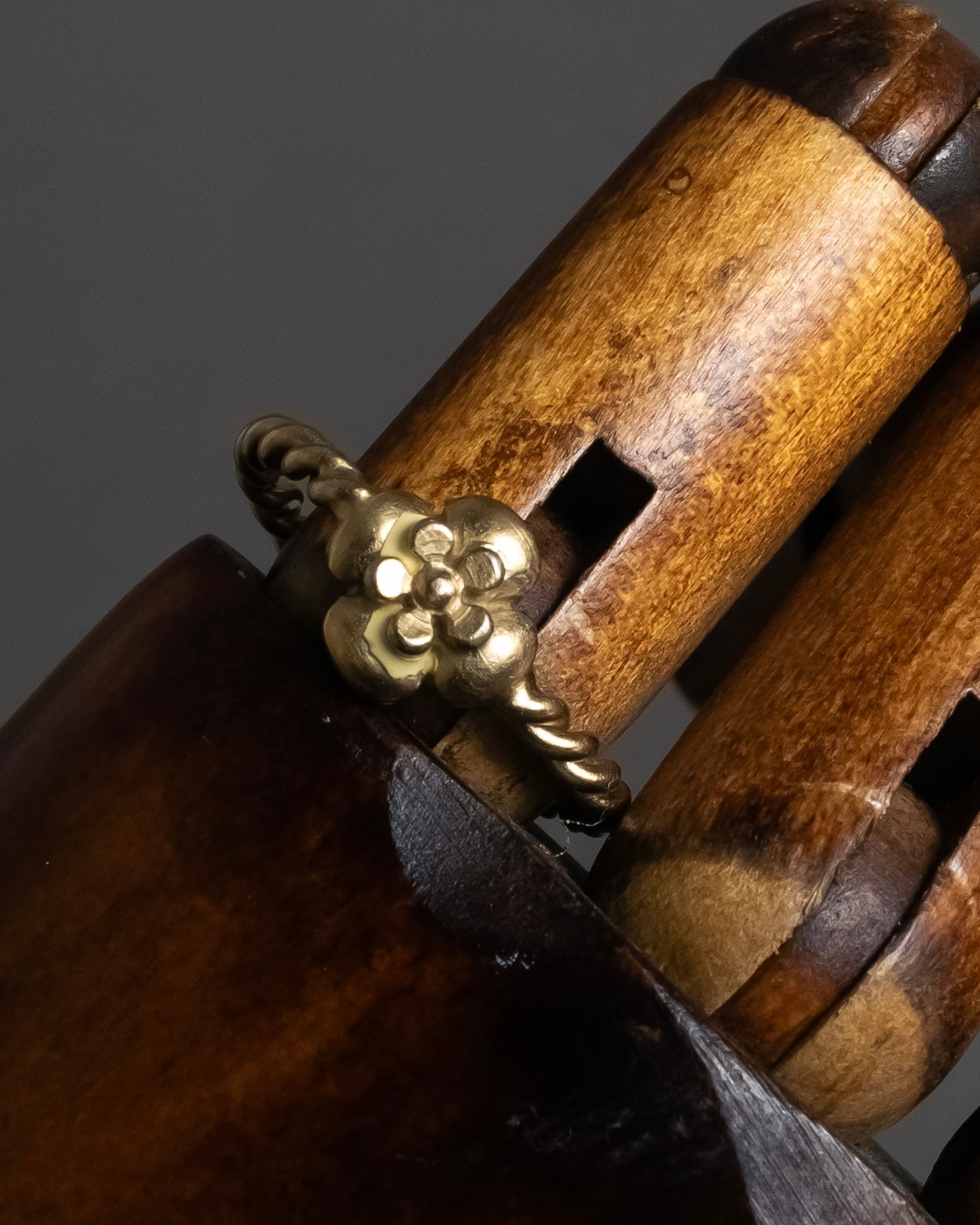 "CHANEL" 99AW Flower motif design twist arm ring