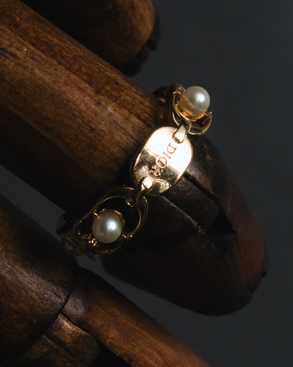 "DIOR" Chain link pearl accents ring