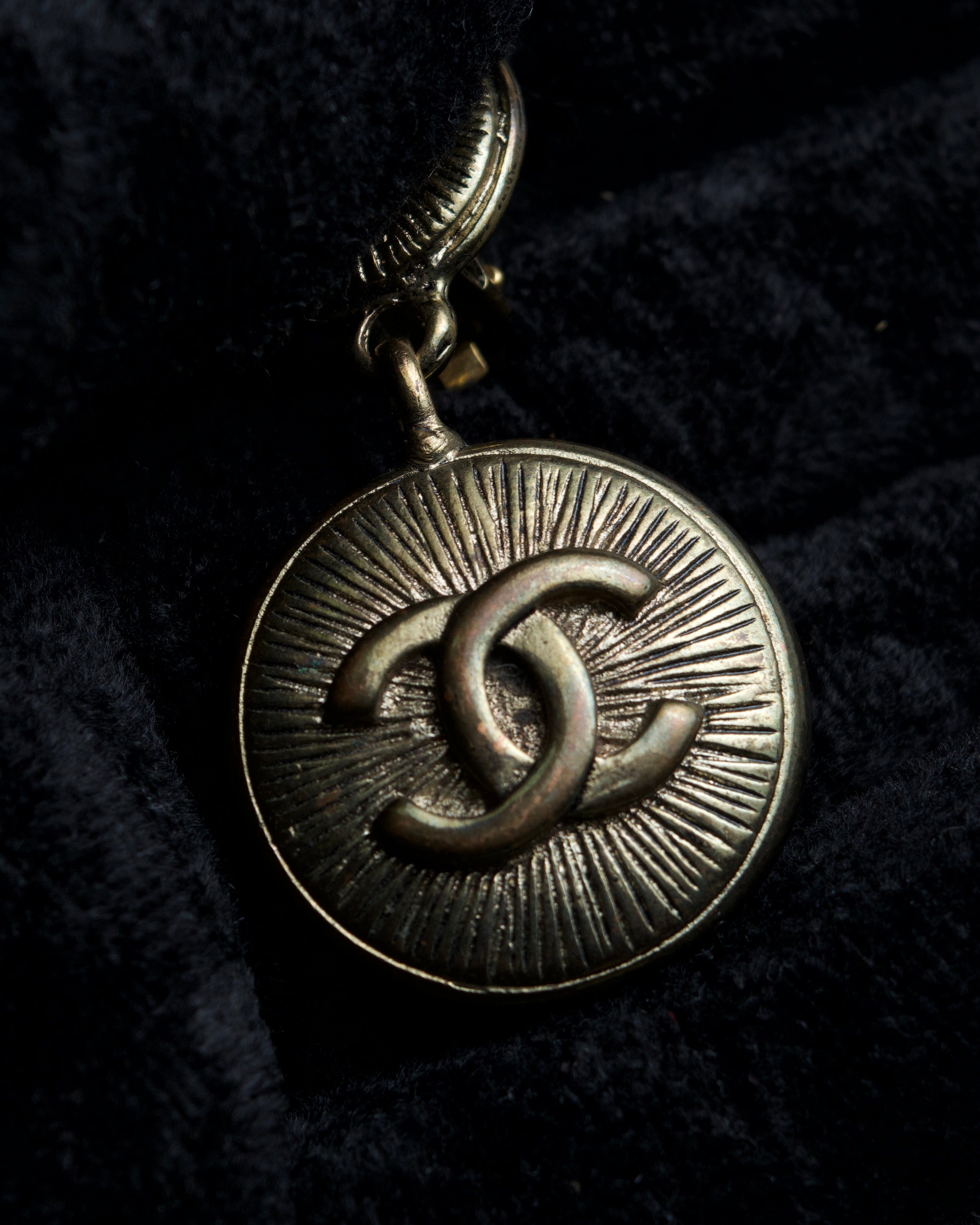 "CHANEL" Coco mark engraved gold earring