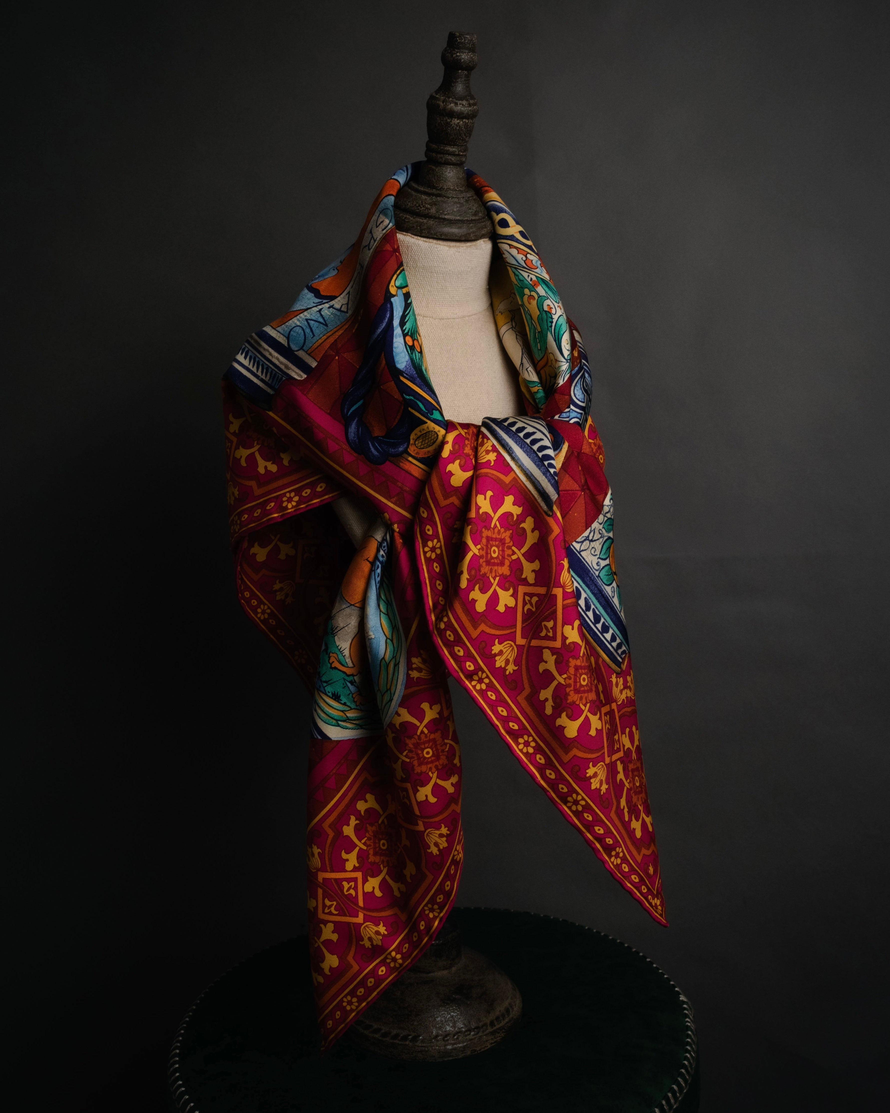 “GUCCI” 2016–2020 Ceramic motif silk foulard scarf