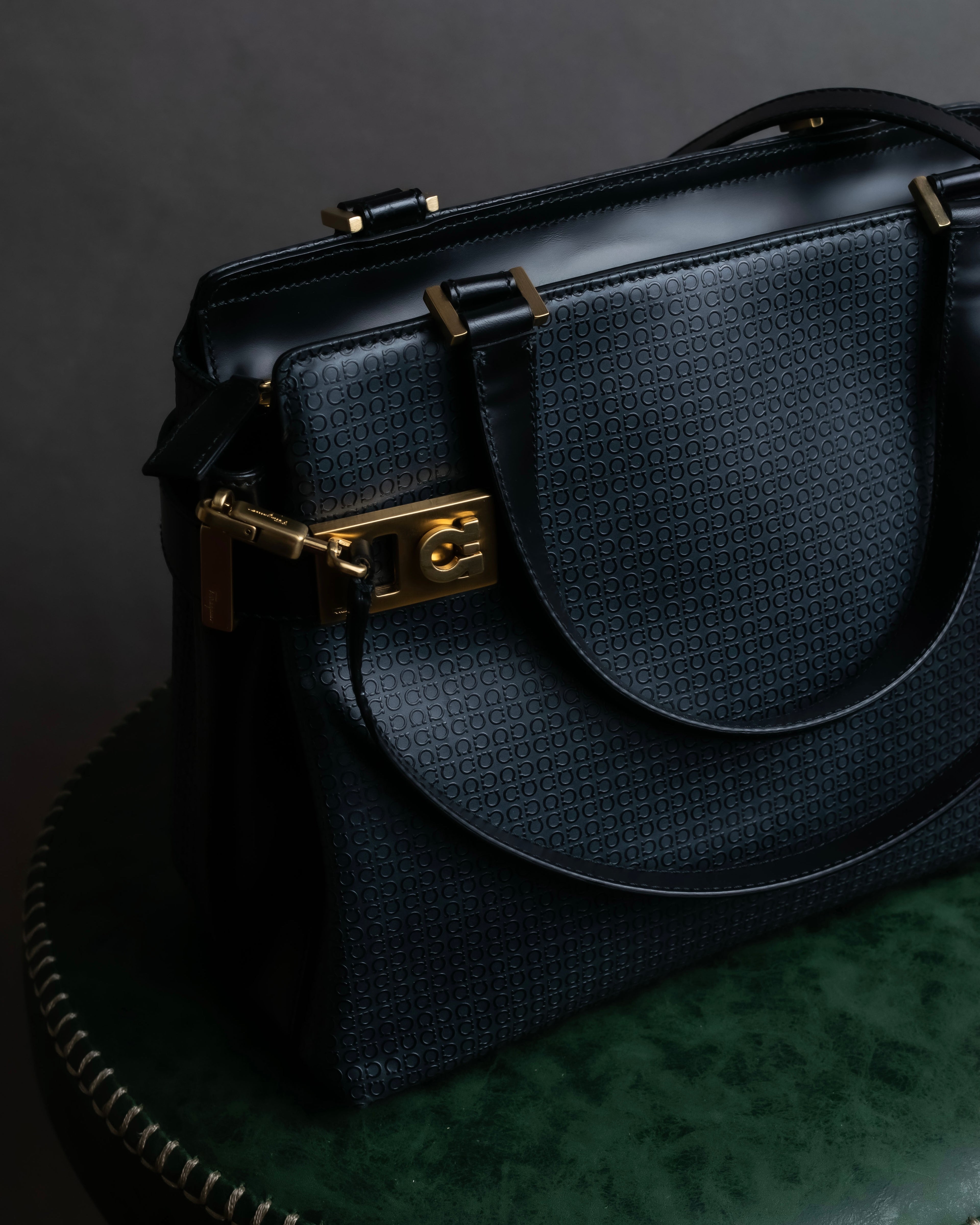 "Salvatore Ferragamo" Gancini motif monogram pattern 2-way shoulder bag