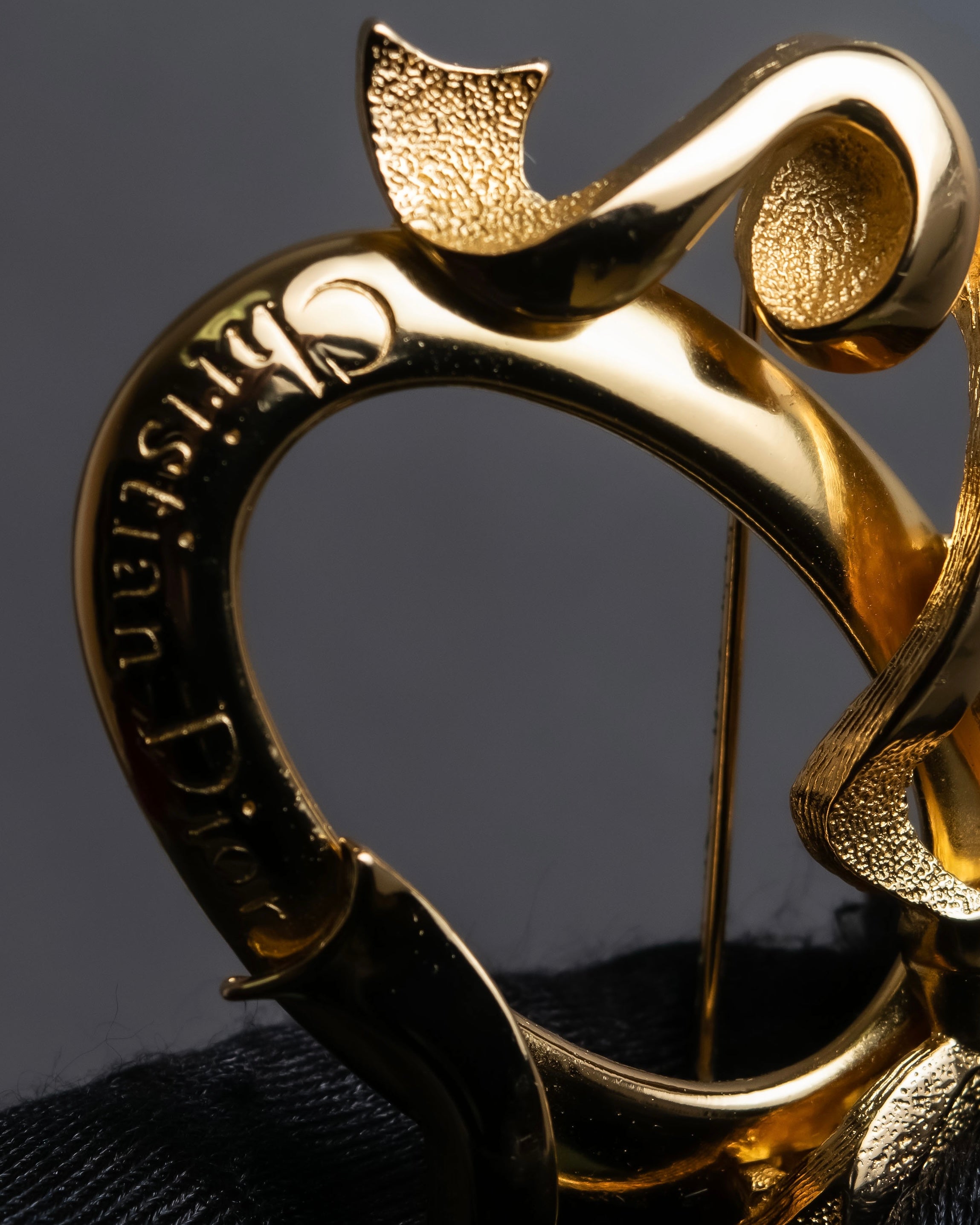 "Christian Dior" Oval ribbon motif gold brooch