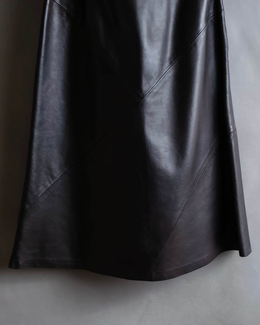 "HARVEY LOGAN" Diagonal cut design lamb leather flare skirt